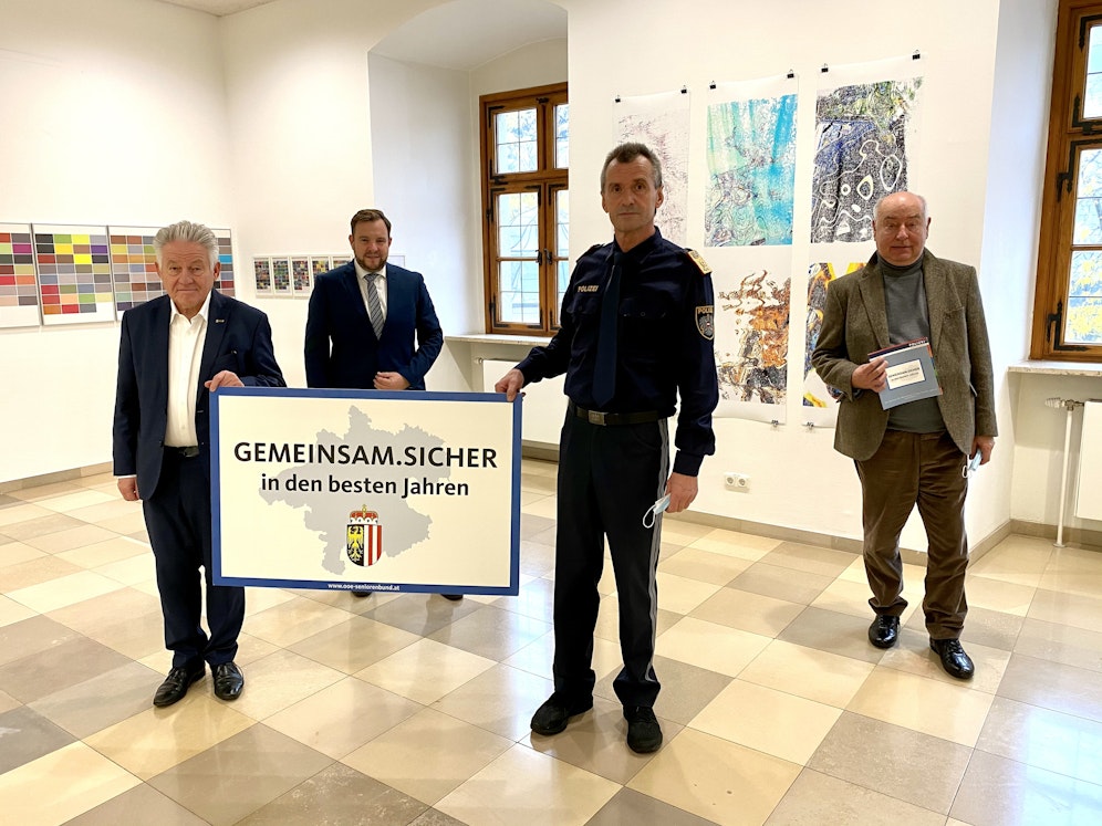 Auch Alt-LH Josef Pühringer (li.), hier am Foto (v.l.) mit&nbsp;Franz Ebner (OÖ Seniorenbund Landesgeschäftsführer), Landespolizeidirektor-Stellvertreter Aloiß Lißl, und Josef Hackl (OÖ Seniorenbund Fachausschussvorsitzender für Sicherheit), erhielt bereits Betrugsmails.