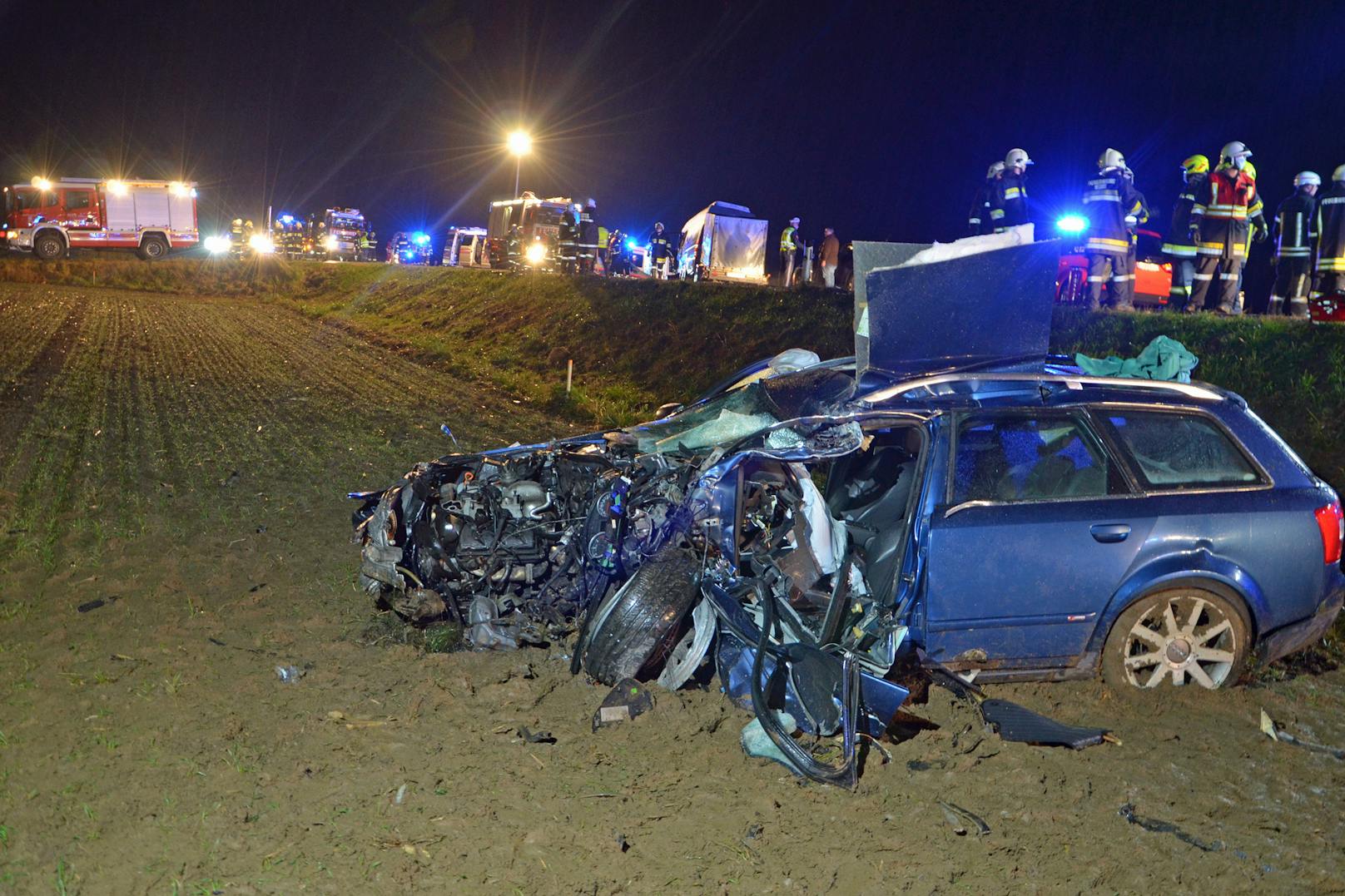 Schwerer Unfall: Pkw und Kleinbus kollidierten