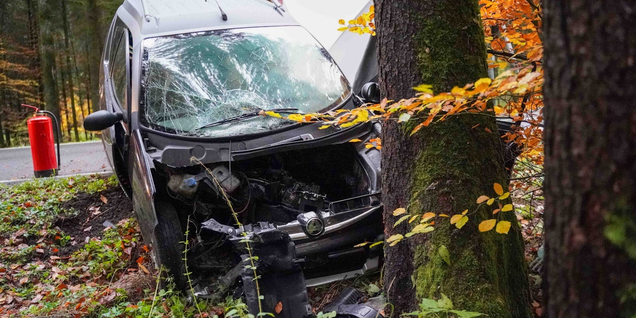 Mann fährt mit Mopedauto gegen Baum – tot - Oberösterreich | heute.at