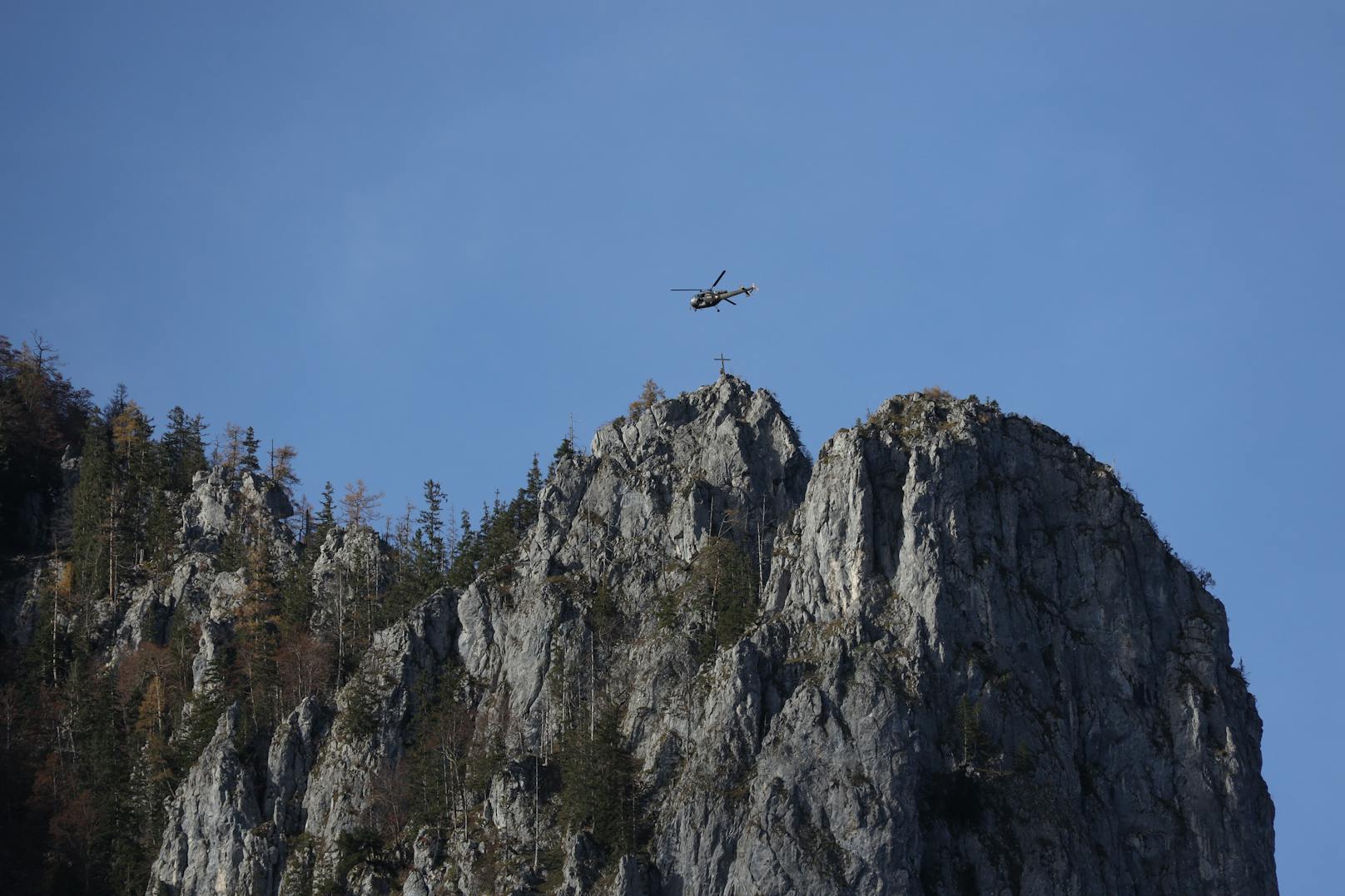 Im Bezirk Kirchdorf läuft derzeit die Suche nach einem vermissten Bergsteiger.
