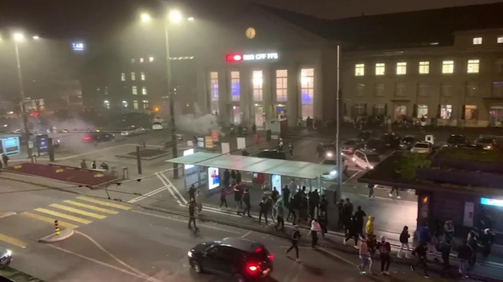 In der Schweiz lieferten sich Halloween-Partygänger Straßenschlachten mit der Polizei.