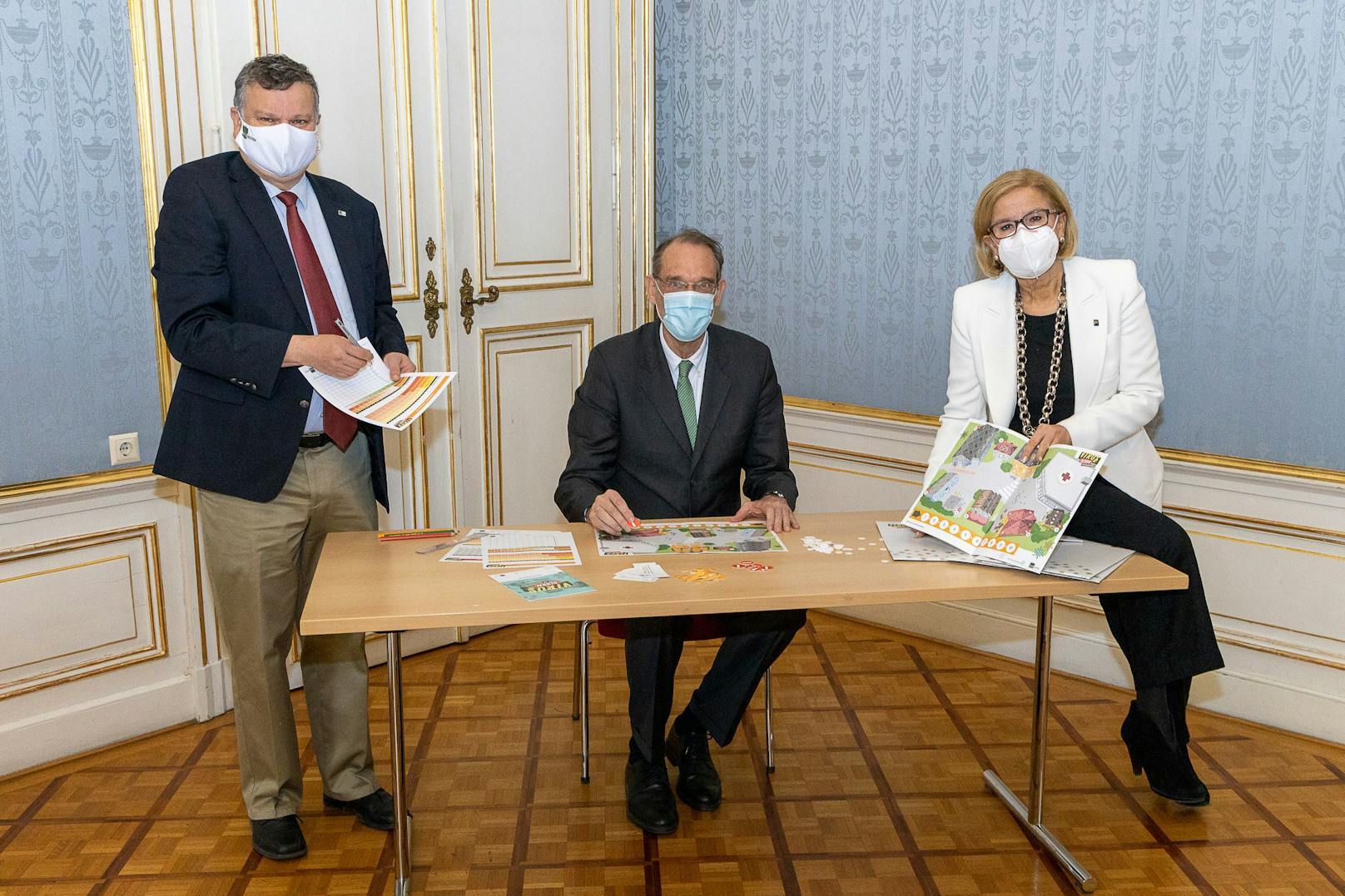 IST Austria Präsident Tom Henzinger, Landeshauptfrau Johanna Mikl-Leitner und BM Heinz Faßmann spielen "Virusalarm in Bleibhausen". Die Fotos wurden vor dem Lockdown aufgenommen.