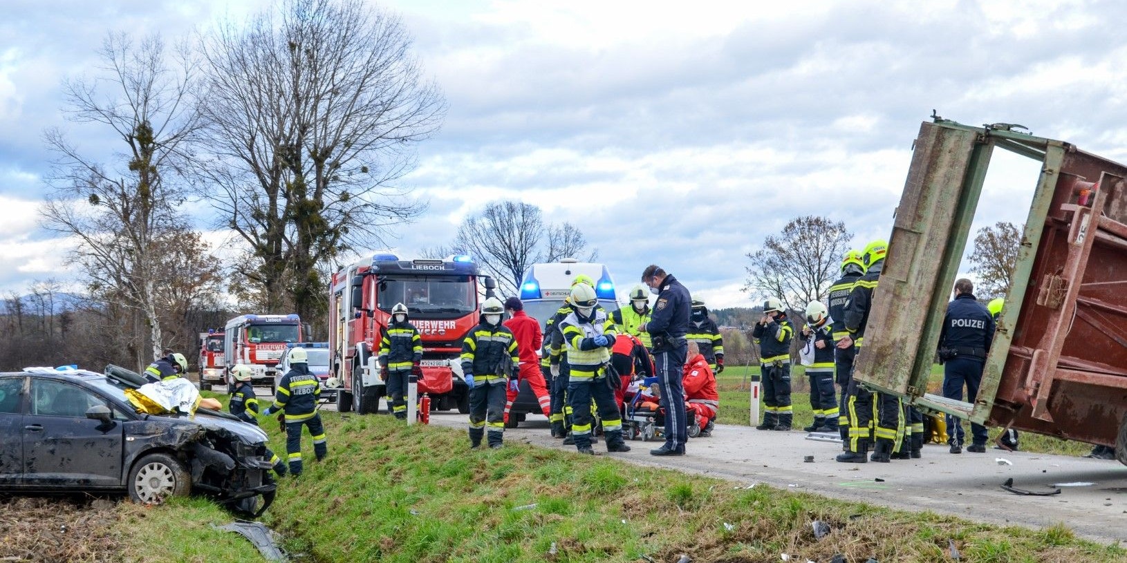 Der Lenker des Pkw erlitt mehrere Frakturen am Oberarm.