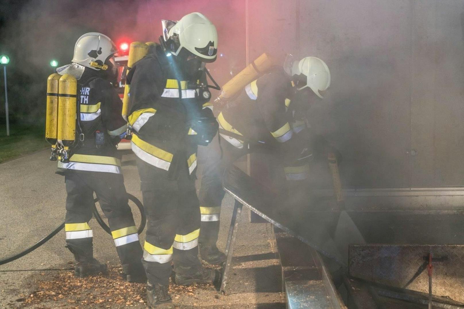 Ein Glimmbrand im Hackschnitzelbunker eines Pflegeheimes in Gloggnitz forderte die Einsatzkräfte.