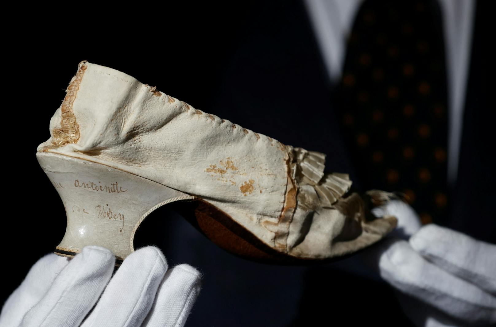 Marie-Antoinettes Schuh war einem Bieter über 40.000 Euro wert.