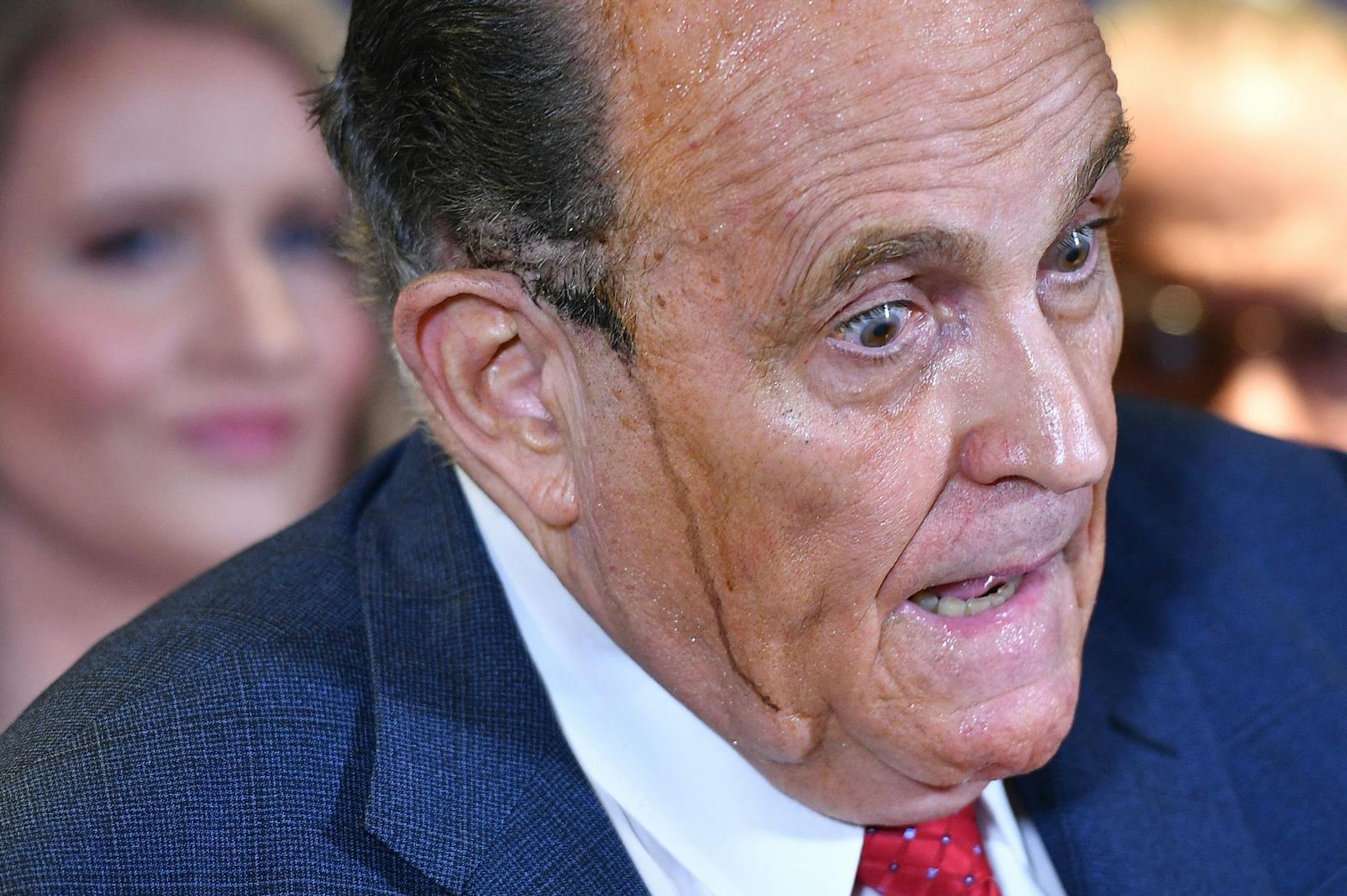 Der braune Schweiß, der Rudy Giuliani bei der Medienkonferenz vom Donnerstag übers Gesicht lief, ließ den Inhalt seines Monologs zur Nebensache werden.