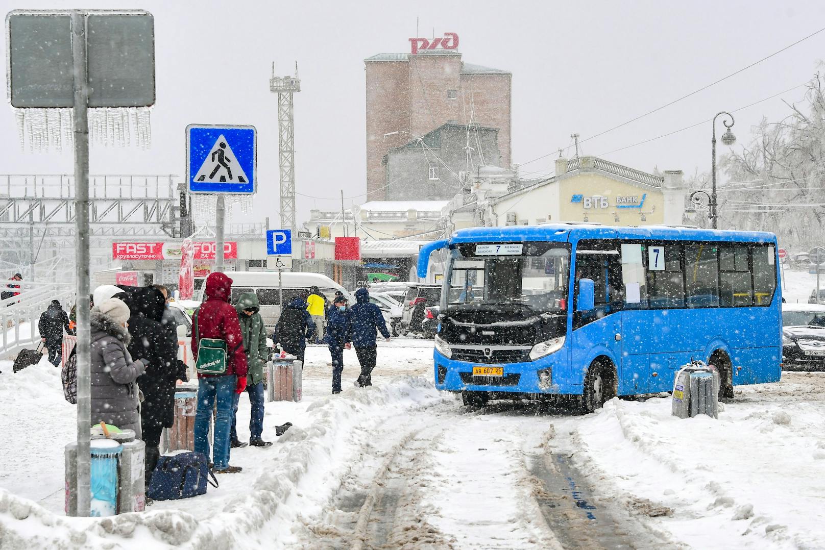 Gefrierender Regen hat am 19. November Wladiwostok lahmgelegt. Strom- und Warmwasserversorgung sind zusammengebrochen, die Regierung hat den Notstand ausgerufen.