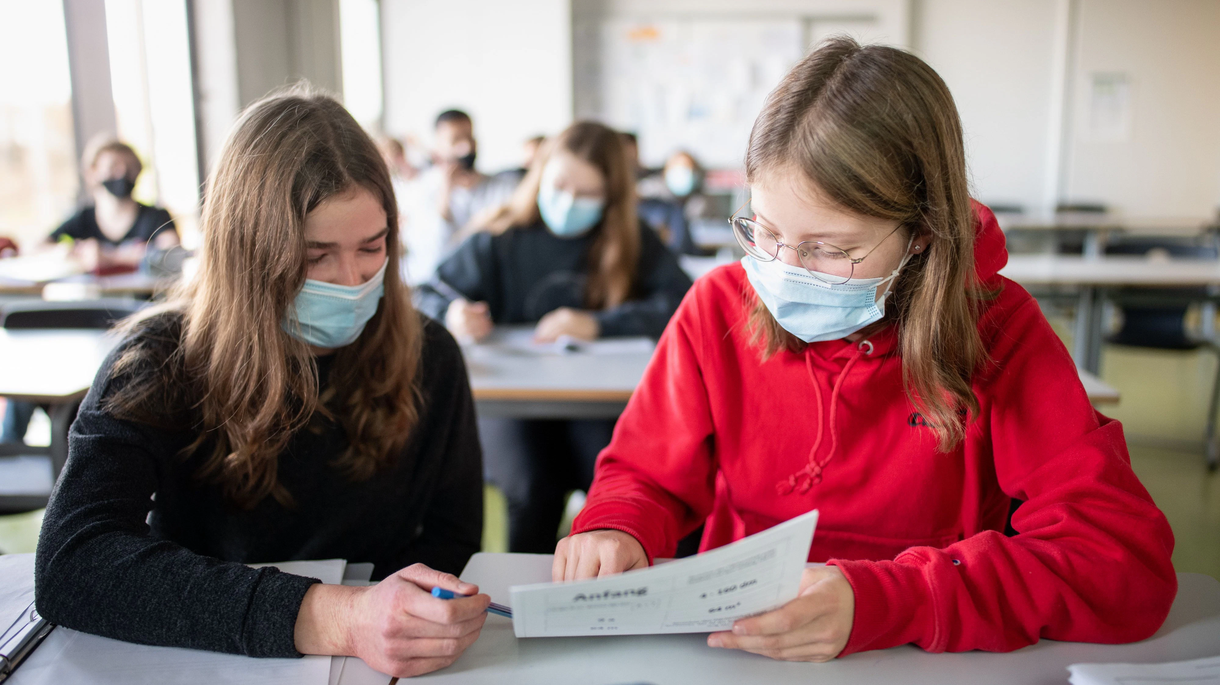 Schülerinnen mit Masken im Unterricht