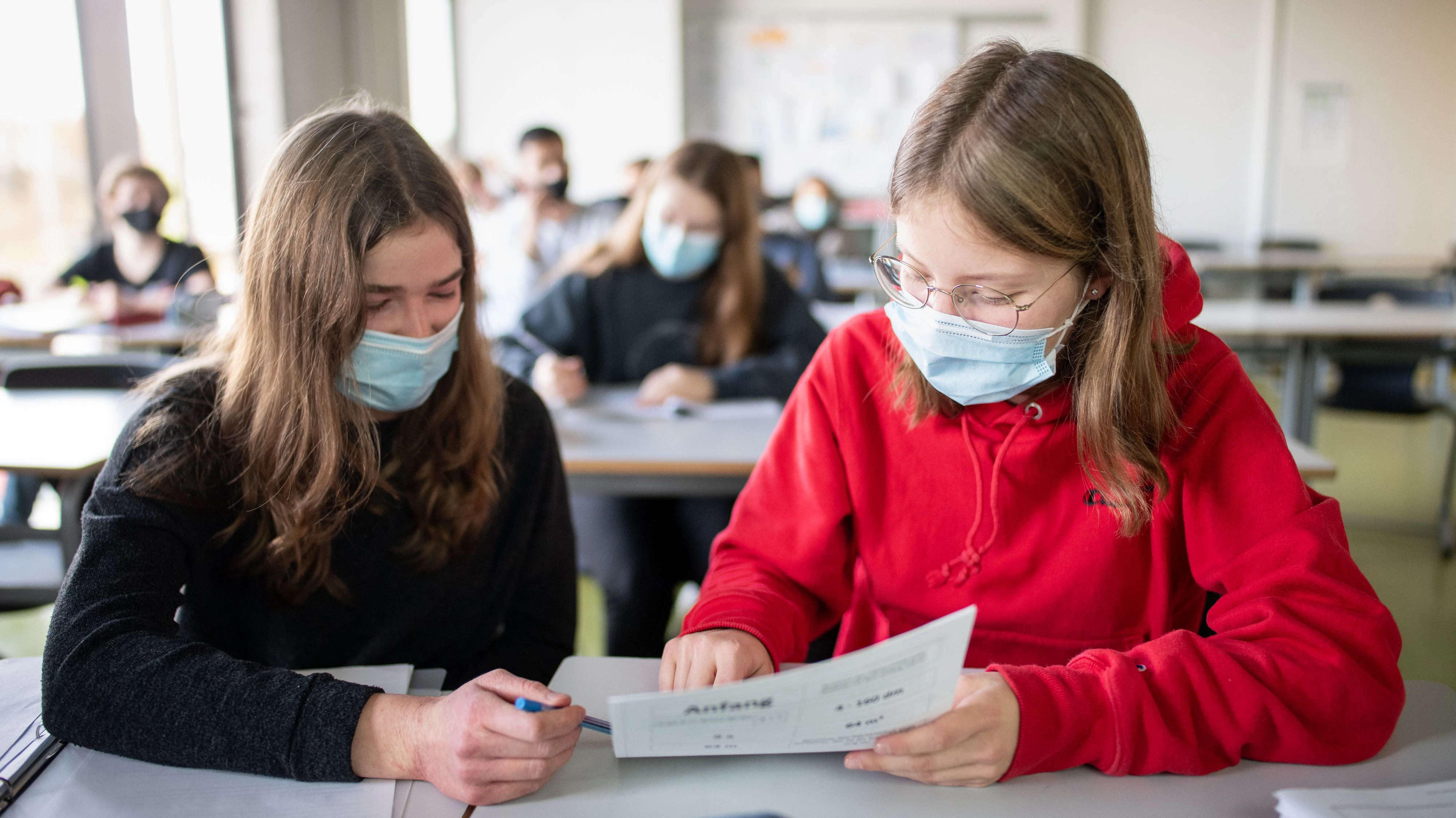 Schülerinnen mit Masken im Unterricht