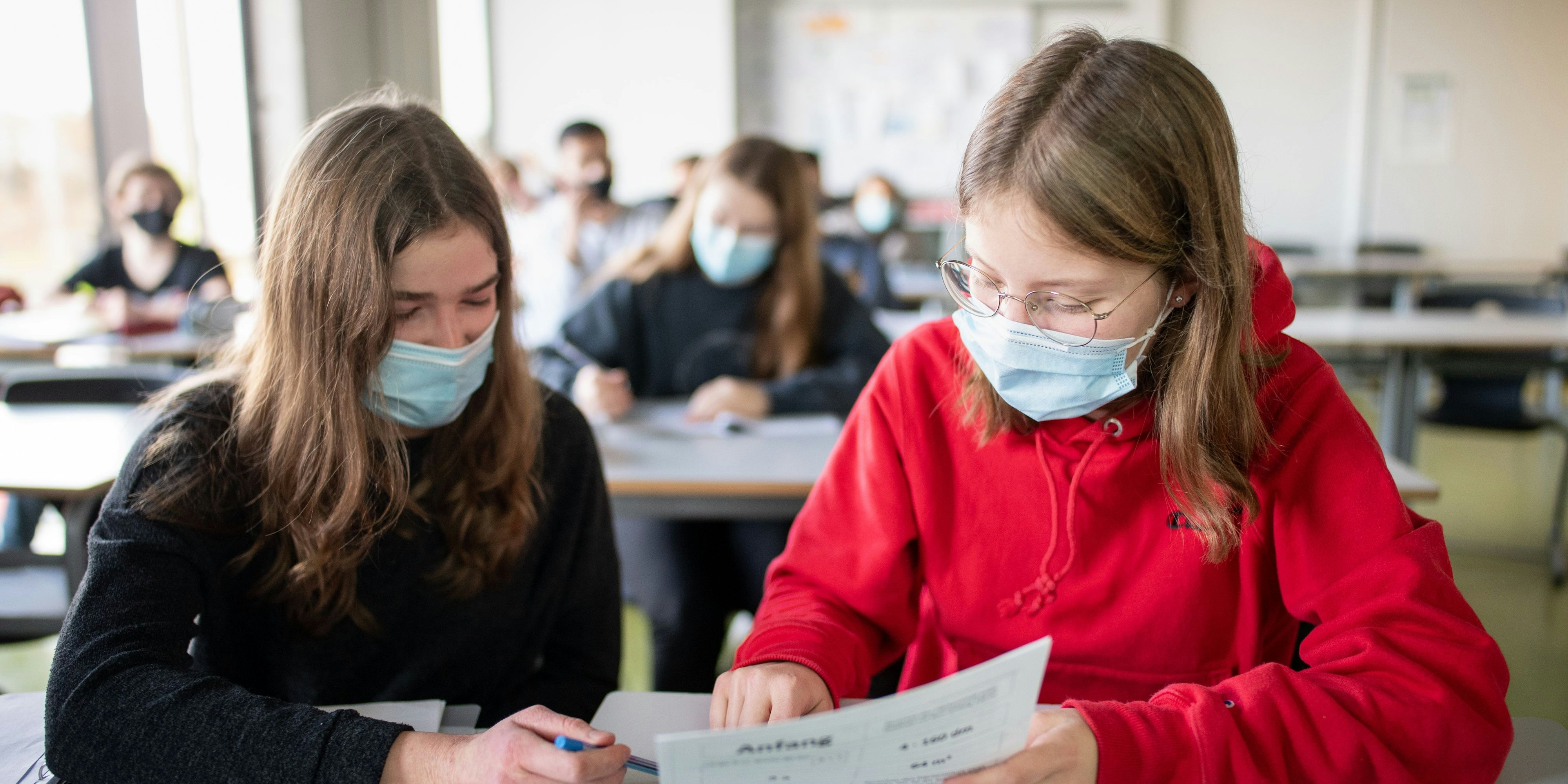 Schülerinnen mit Masken im Unterricht