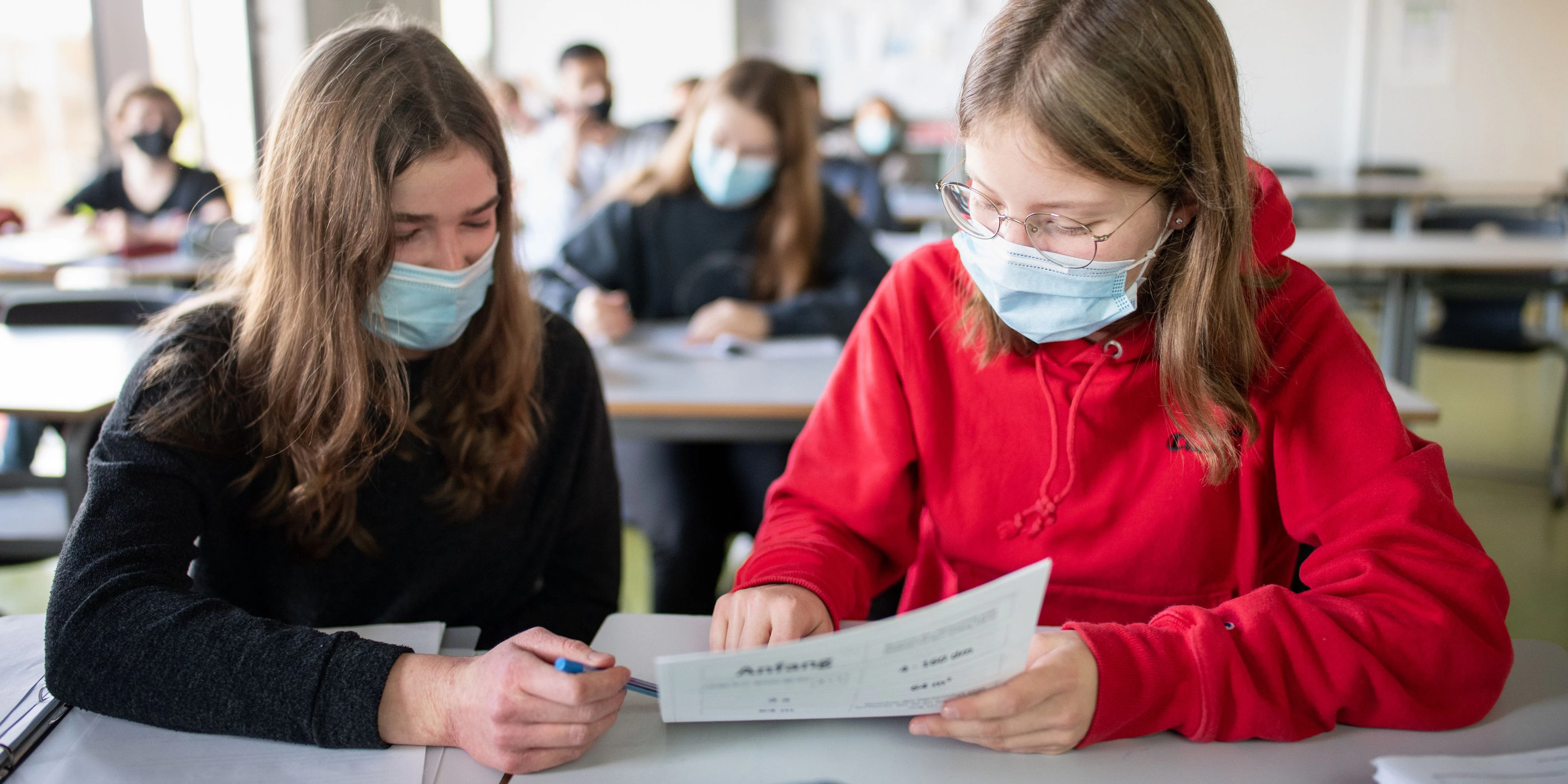 Schülerinnen mit Masken im Unterricht
