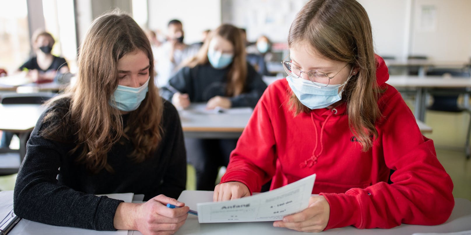 Am Montag Pflicht: Schülerinnen mit Masken im Unterricht