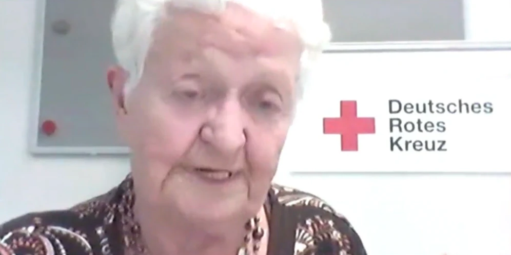 Die Seniorin will über das Internet Kontakt zu ihrer Familie halten.