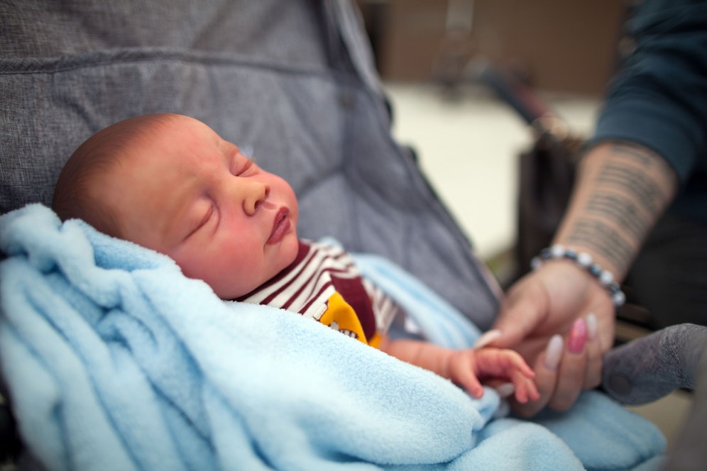 Täuschend echt sehen die sogenannten Reborner Babypuppen aus. Sogar das Gewicht entspricht dem eines Neugeborenen. 