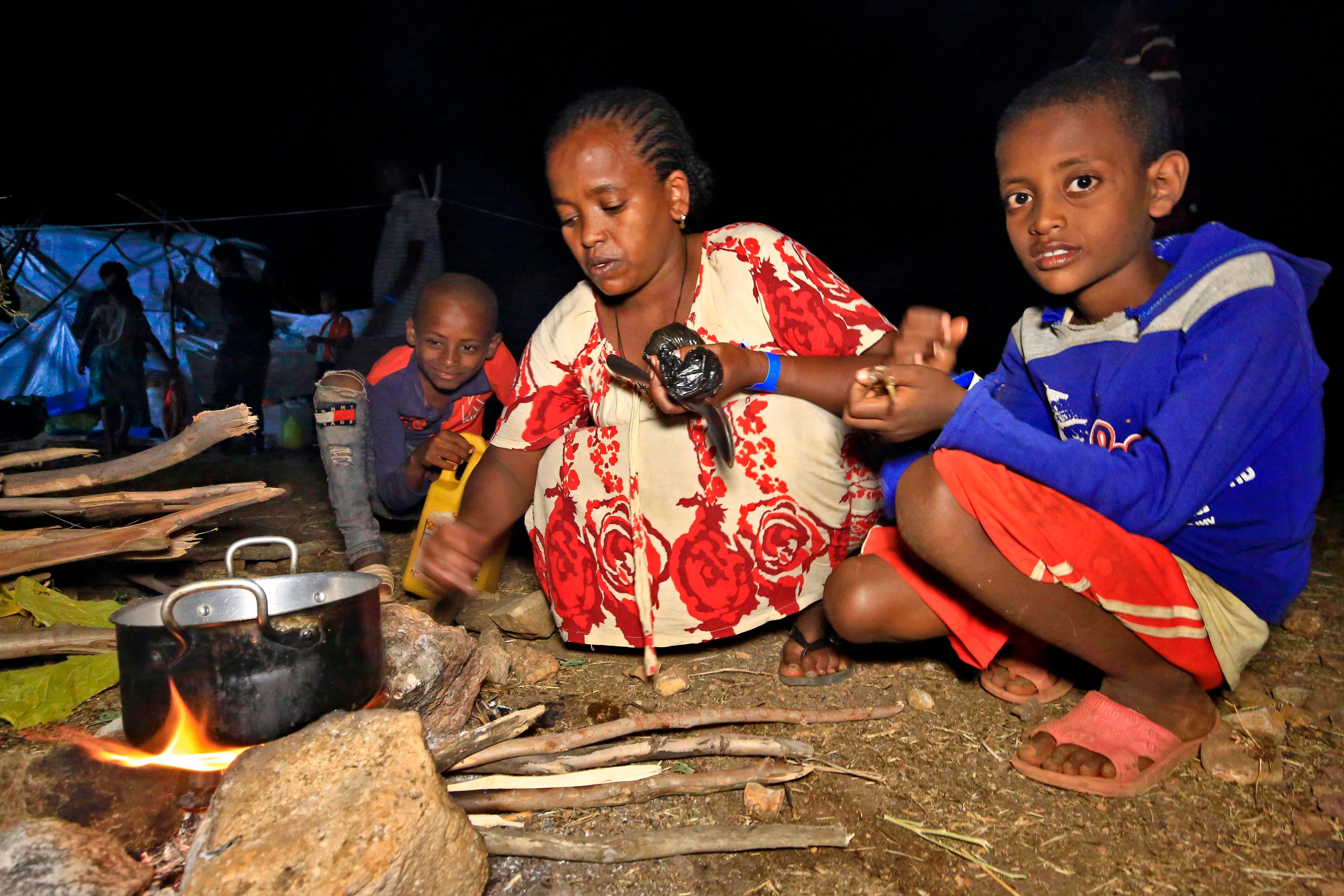 Augenzeugen berichteten von zwei Explosionen, mindestens eine Rakete sei in der Nähe des Flughafens von Bahir Dar eingeschlagen.