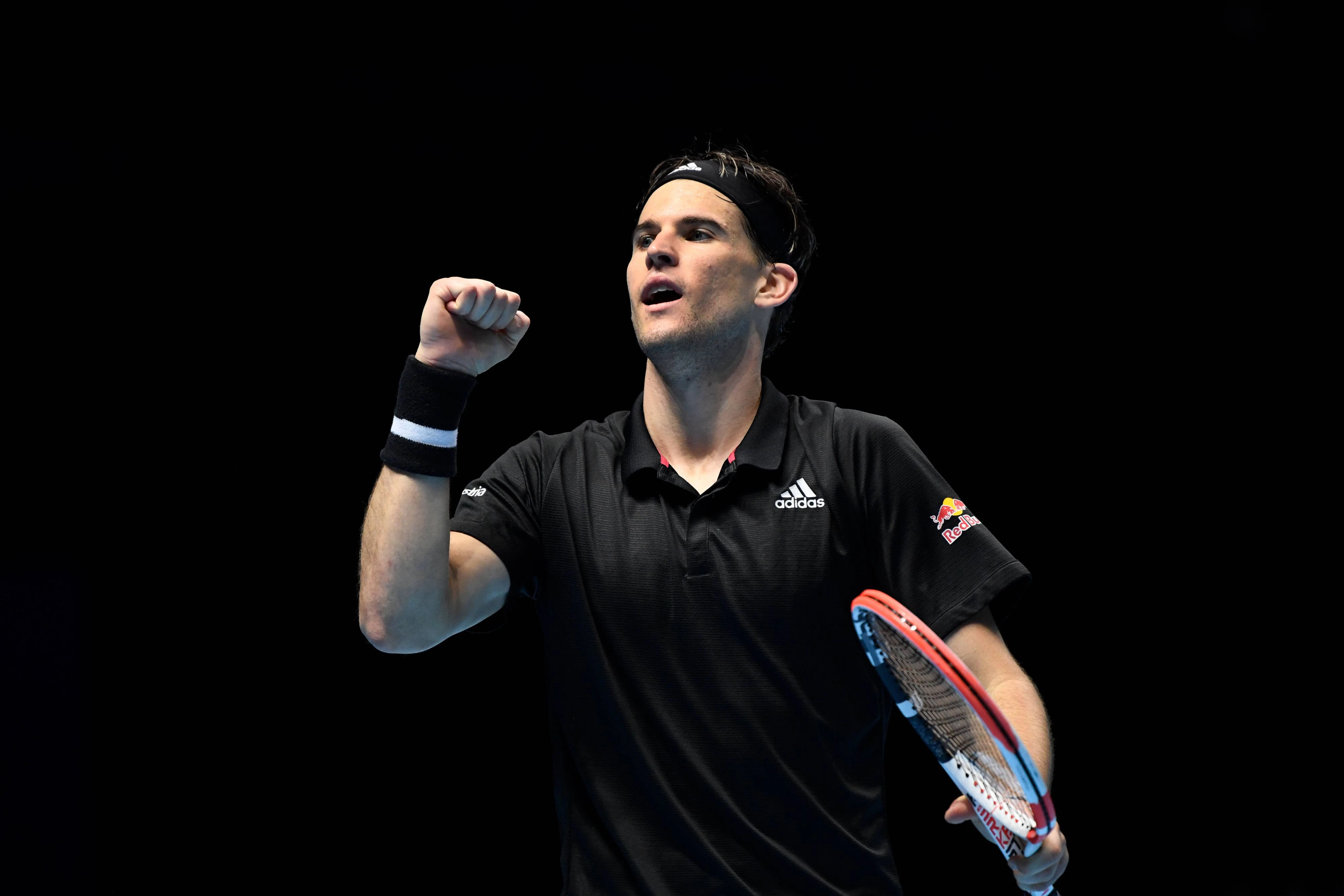 Dominic Thiem schlägt bei den ATP Finals gegen Novak Djokovic auf. 