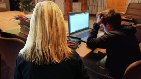 Christine P. beim Distance Learning mit ihrem 12-jährigen Sohn