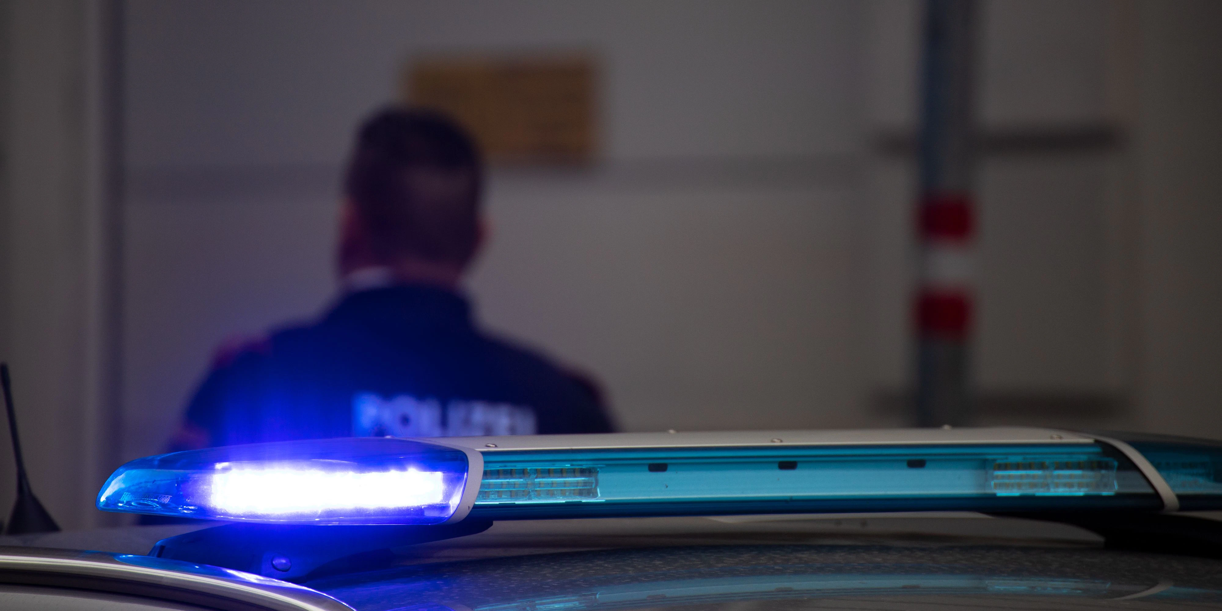 Der Mann fiel wegen seines rasanten Fahrstils auf.