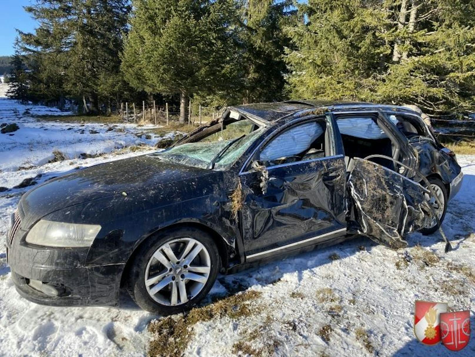 Samstagnachmittag kam ein 18-Jähriger mit seinem Audi von Fahrbahn ab und überschlug sich. Er und ein Beifahrer wurden unbestimmten Grades verletzt.