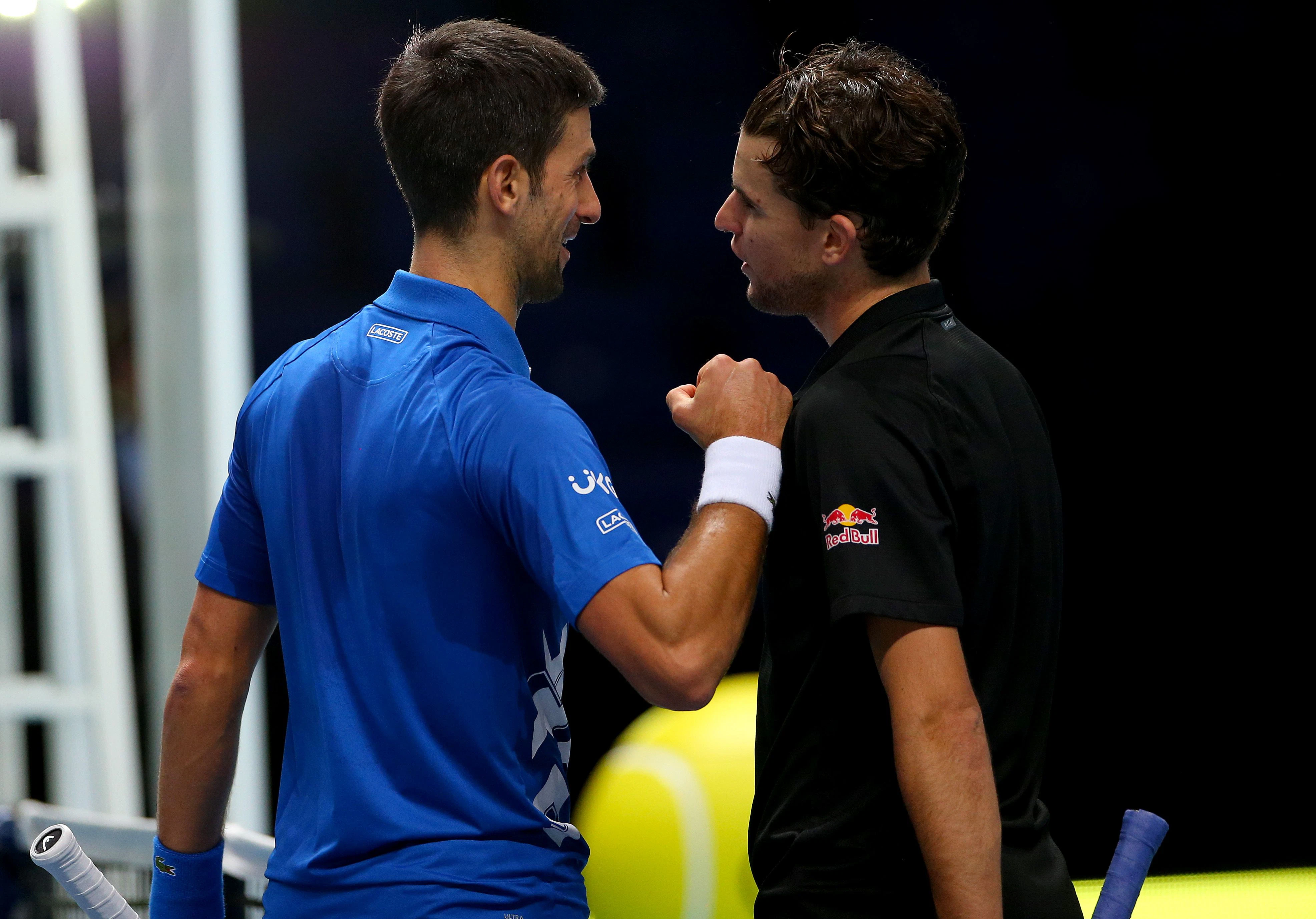 Novak Djokovic lobt Dominic Thiem. 
