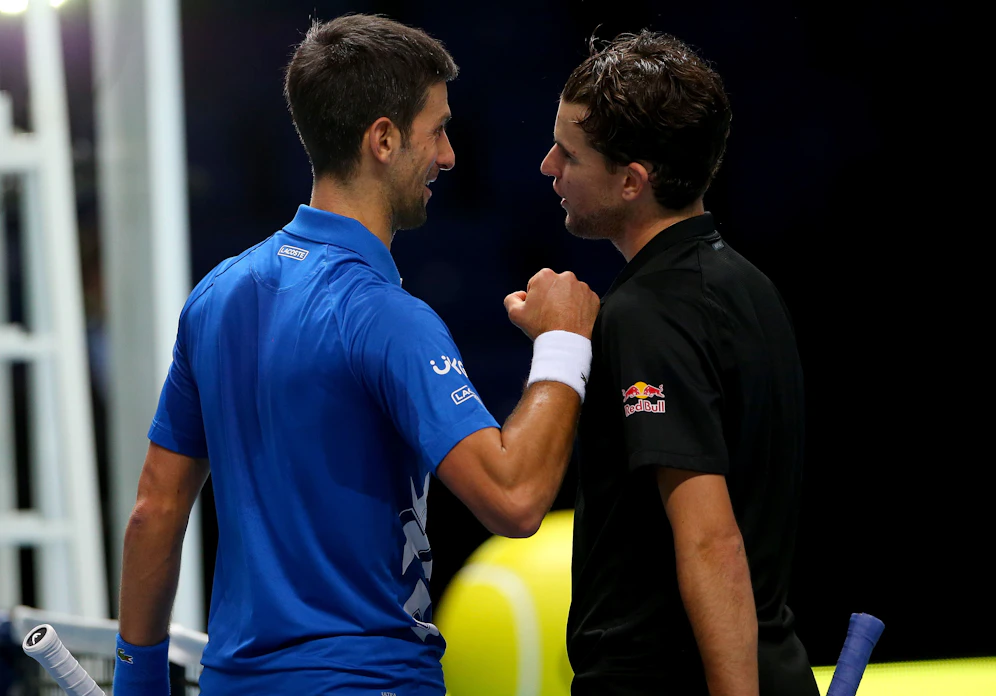 Novak Djokovic lobt Dominic Thiem. 