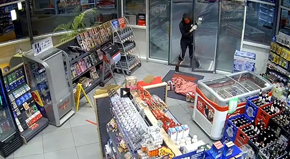 Das Video zeigt das jämmerliche Vorgehen des Einbrechers.