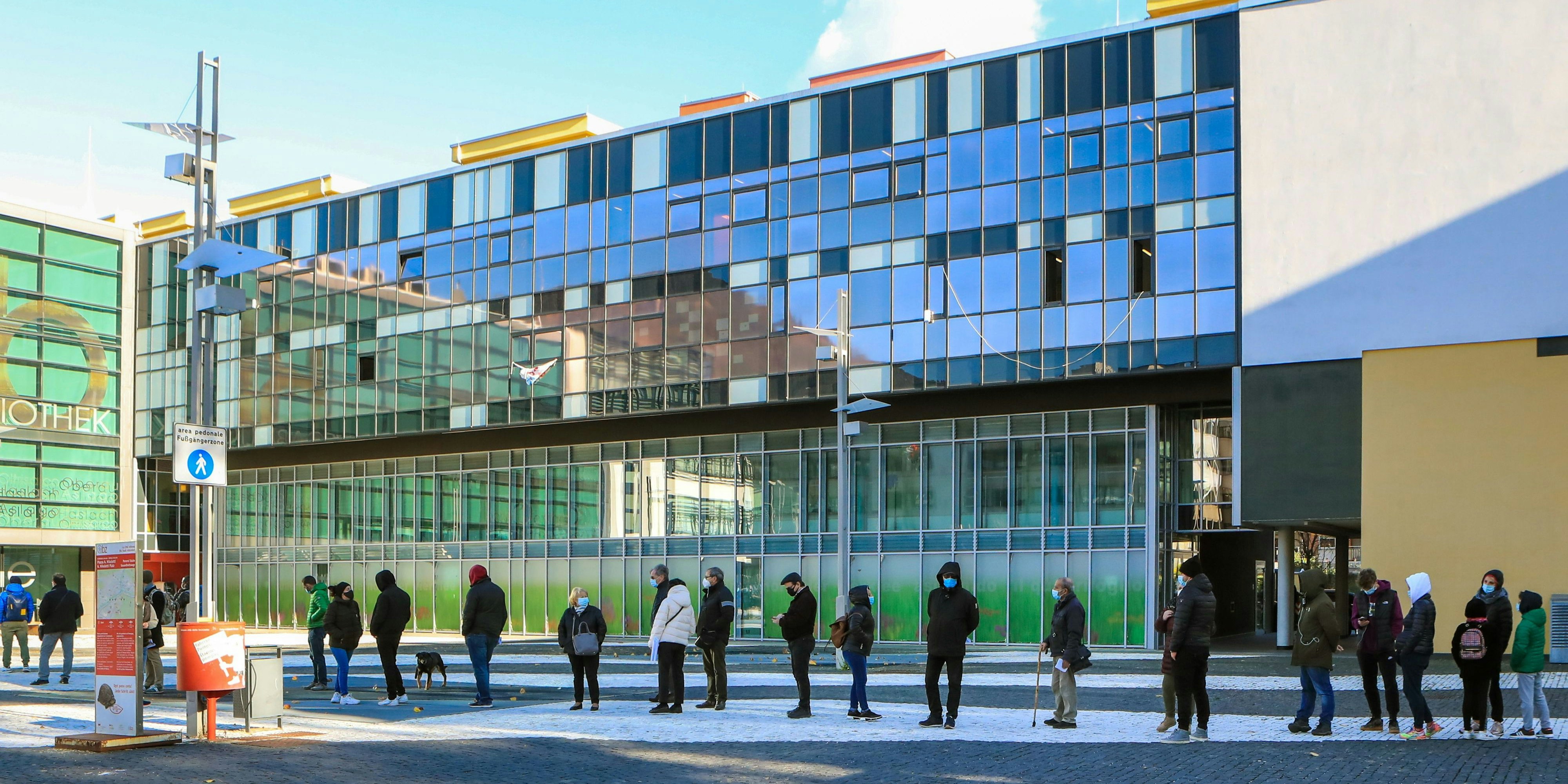 Download von www.picturedesk.com am 21.11.2020 (21:25).  People line up on November 20, 2020 outside a Covid testing facility set up at the Rosenbach Civic Center in the Oltrisarco district of Bolzano, South Tyrol, Northern Italy, waiting to undergo a free rapid antigen nasopharyngeal swab test for COVID-19, within a three-day mass screening performed by health care personnel and offered to the whole population of South Tyrol in facilities throughout the region. (Photo by PIERRE TEYSSOT / AFP) - 20201120_PD3004 - Rechteinfo: Rights Managed (RM) Nur für redaktionelle Nutzung! Werbliche Nutzung erfordert Freigabe: bitte schicken Sie uns eine Anfrage.