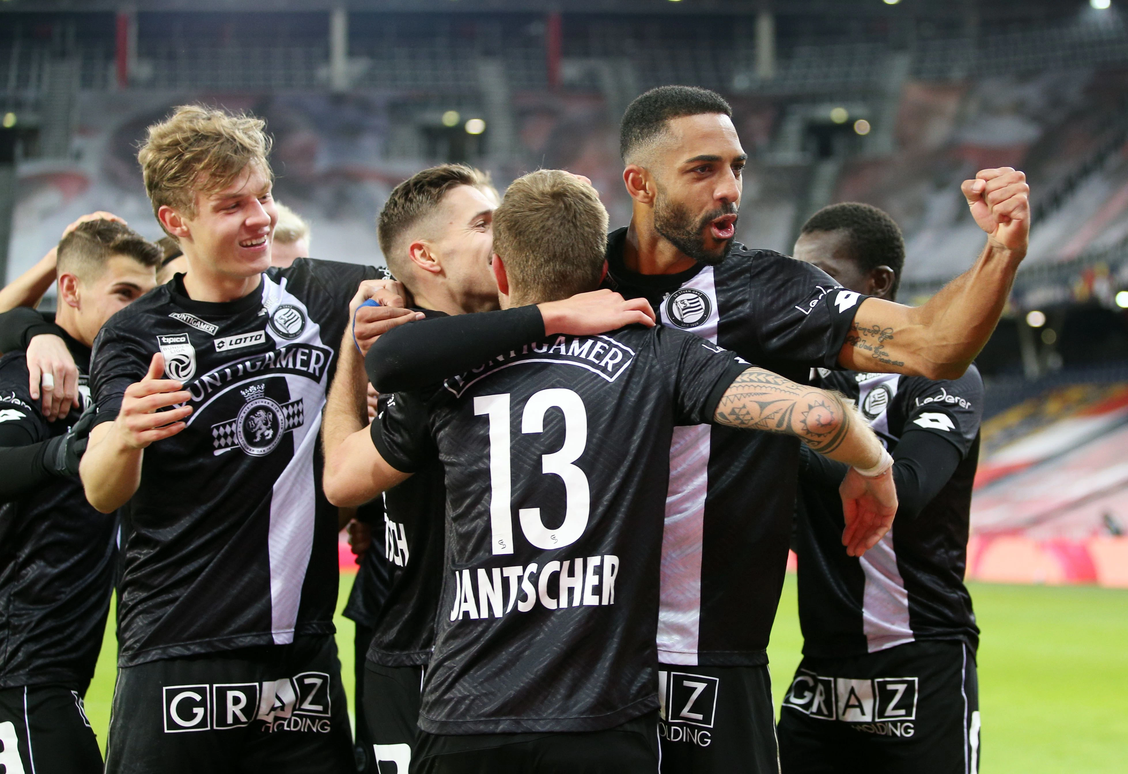 Sturm Graz feiert den 3:1-Erfolg in Salzburg. 
