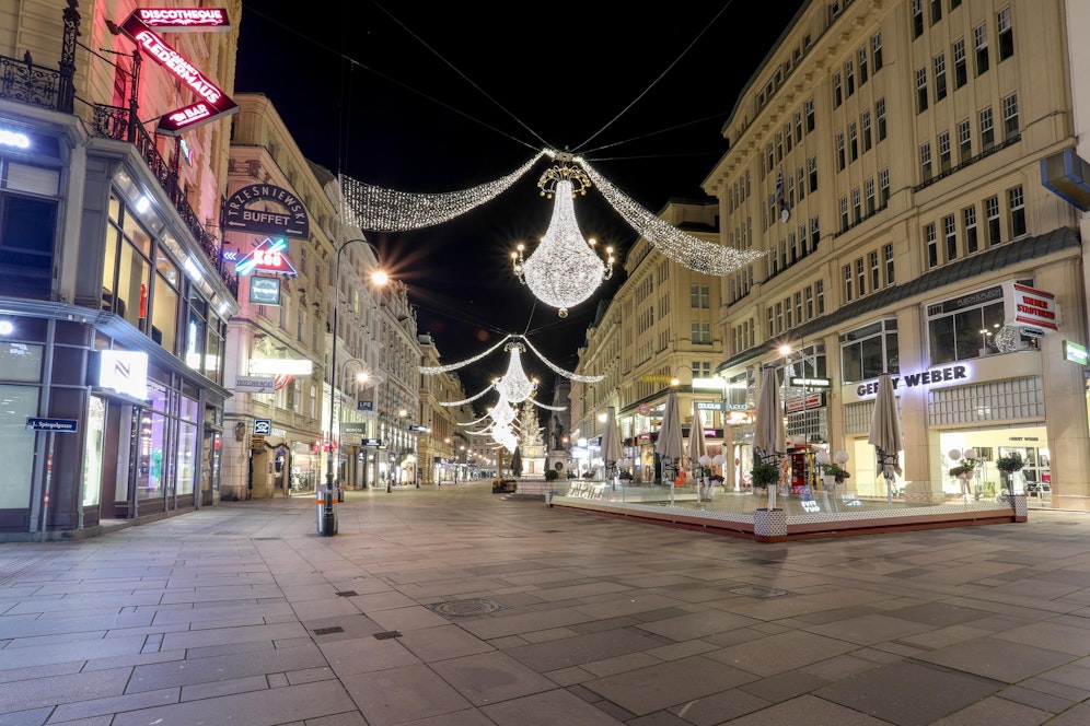 Der Graben in der Wiener City ist weihnachtlich geschmückt, aber verlassen.