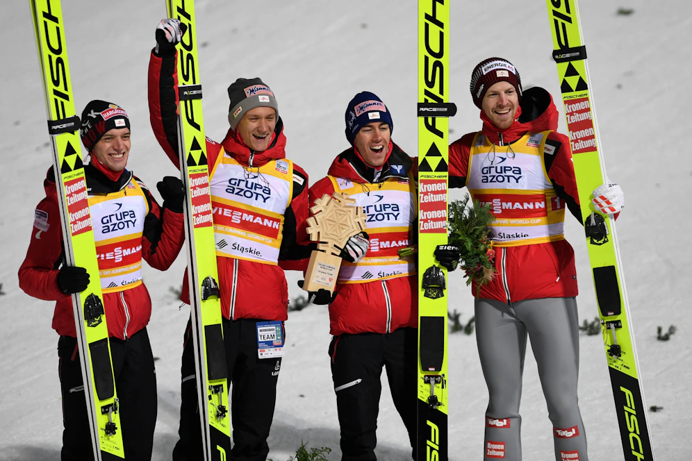 Daniel Huber, Philipp Aschenwald, Stefan Kraft und Michael Hayböck feiern den Sieg im Teambewerb. 