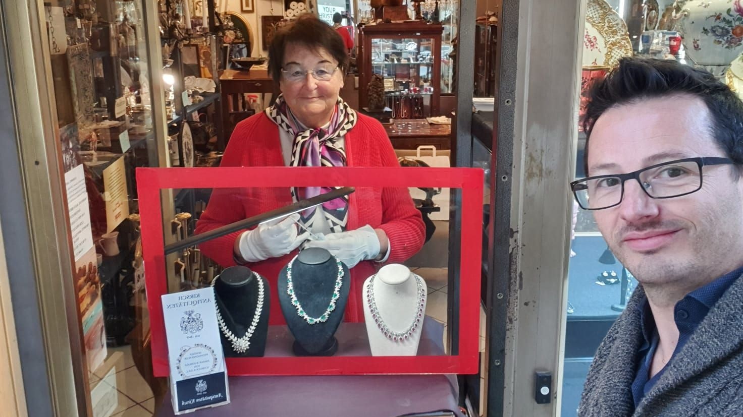 Bei diesem Antiquitätenhändler muss auch im Lockdown nicht auf Schmuck verzichtet werden.