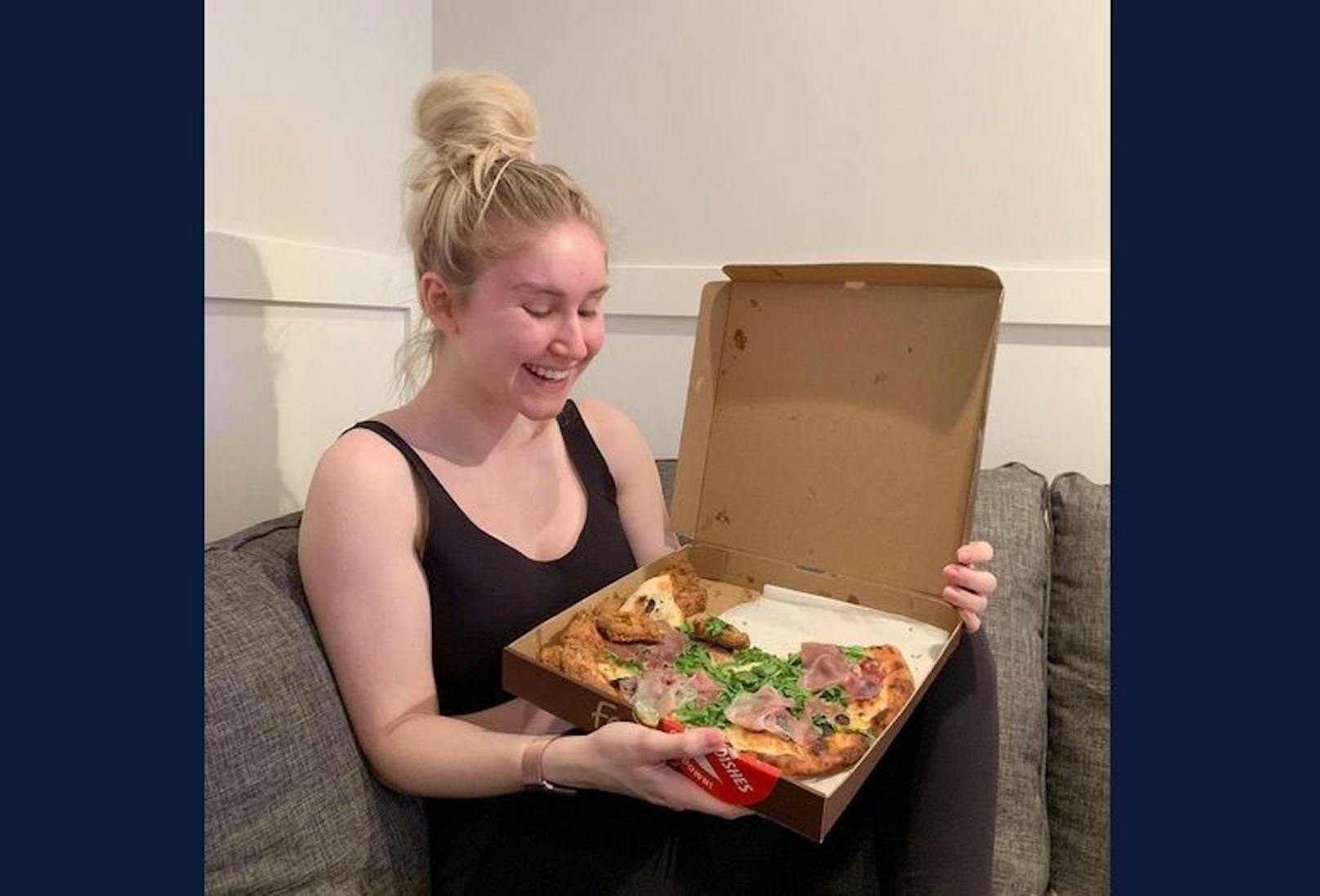 Ein solches Bild konnte man sich vor kurzer Zeit noch nicht auf dem Instagram-Profil von Sophie vorstellen. Nun posiert sie aber glücklich mit ihrer Pizza.