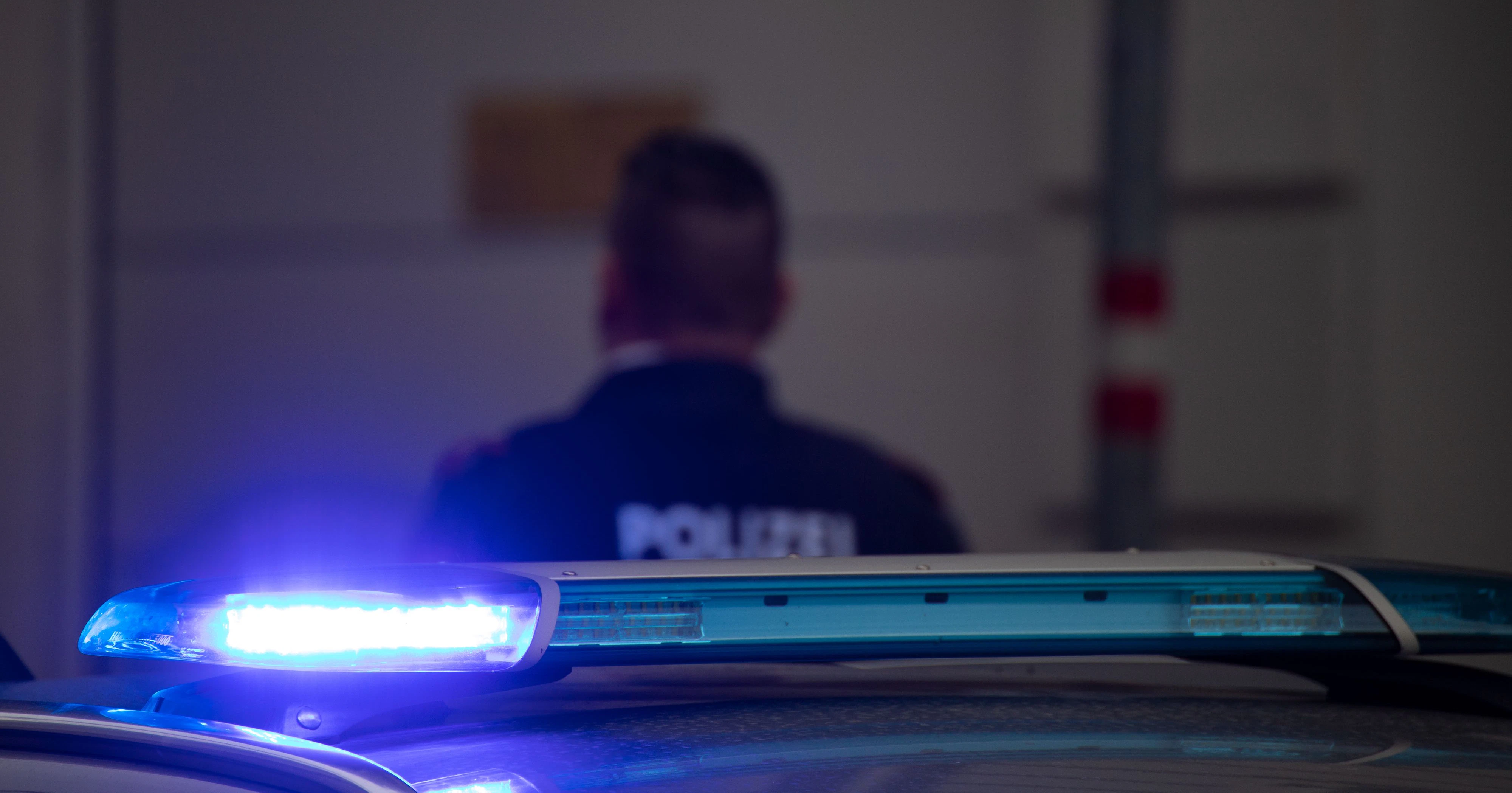 Download von www.picturedesk.com am 22.11.2020 (12:40).  Fahrzeuge der Wiener Polizei befinden sich im Einsatz bei einer Demonstration in Wien, Österreich. Im Hintergrund ist ein Polizist mit einer Uniform zu erkennen. Oktober 2020 - 20201003_PD14255 - Rechteinfo: Rights Managed (RM)