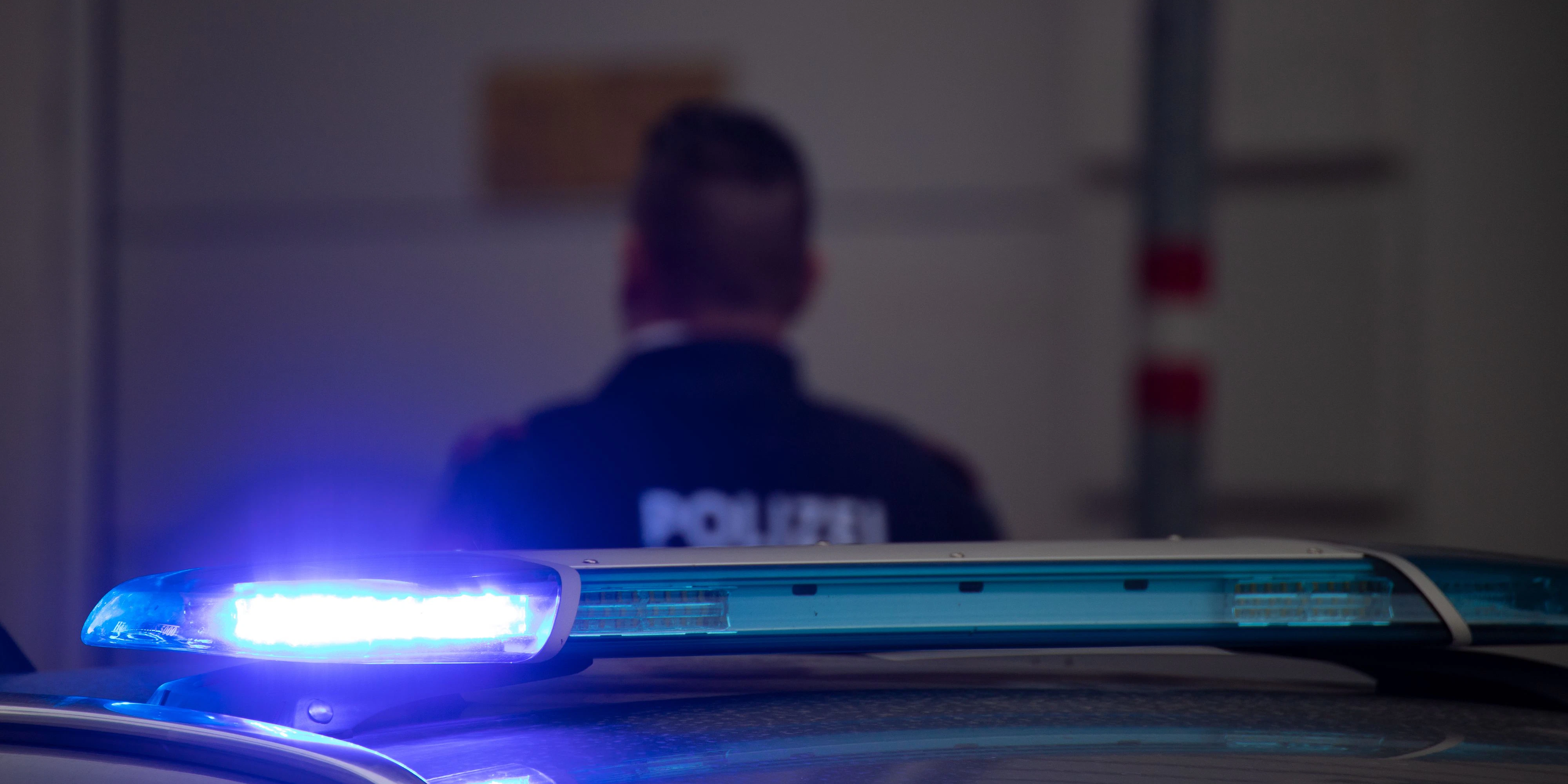 Download von www.picturedesk.com am 22.11.2020 (12:40).  Fahrzeuge der Wiener Polizei befinden sich im Einsatz bei einer Demonstration in Wien, Österreich. Im Hintergrund ist ein Polizist mit einer Uniform zu erkennen. Oktober 2020 - 20201003_PD14255 - Rechteinfo: Rights Managed (RM)