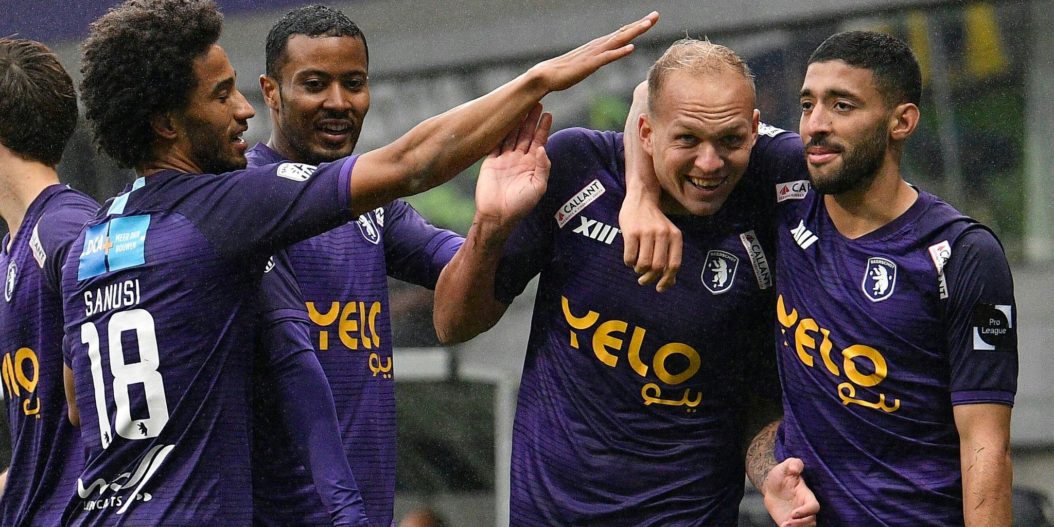 Raphael Holzhauser jubelt mit seinen Kollegen.