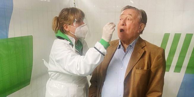 Richard Lugner hat die neue Teststation schon ausprobiert.