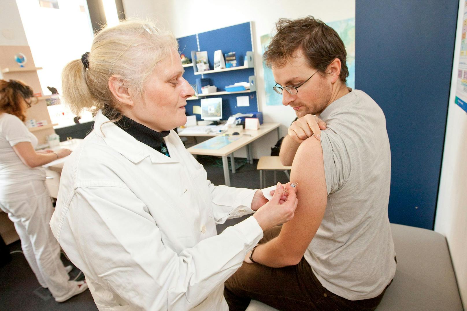 Eine Testperson berichtet die Erlebnisse von der Corona-Impfung.
