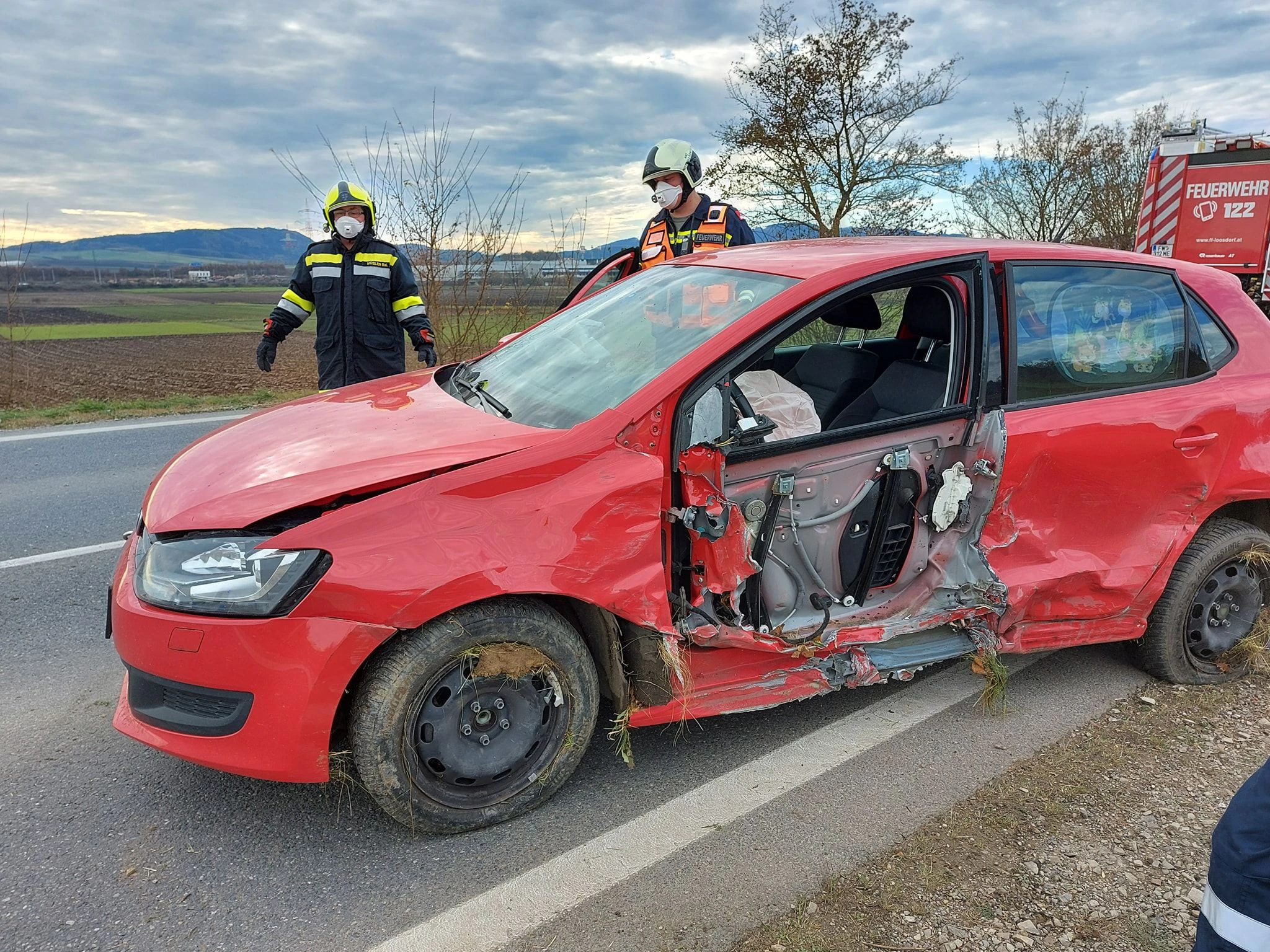 Auf der B1 bei Loosdorf krachten drei Autos zusammen.