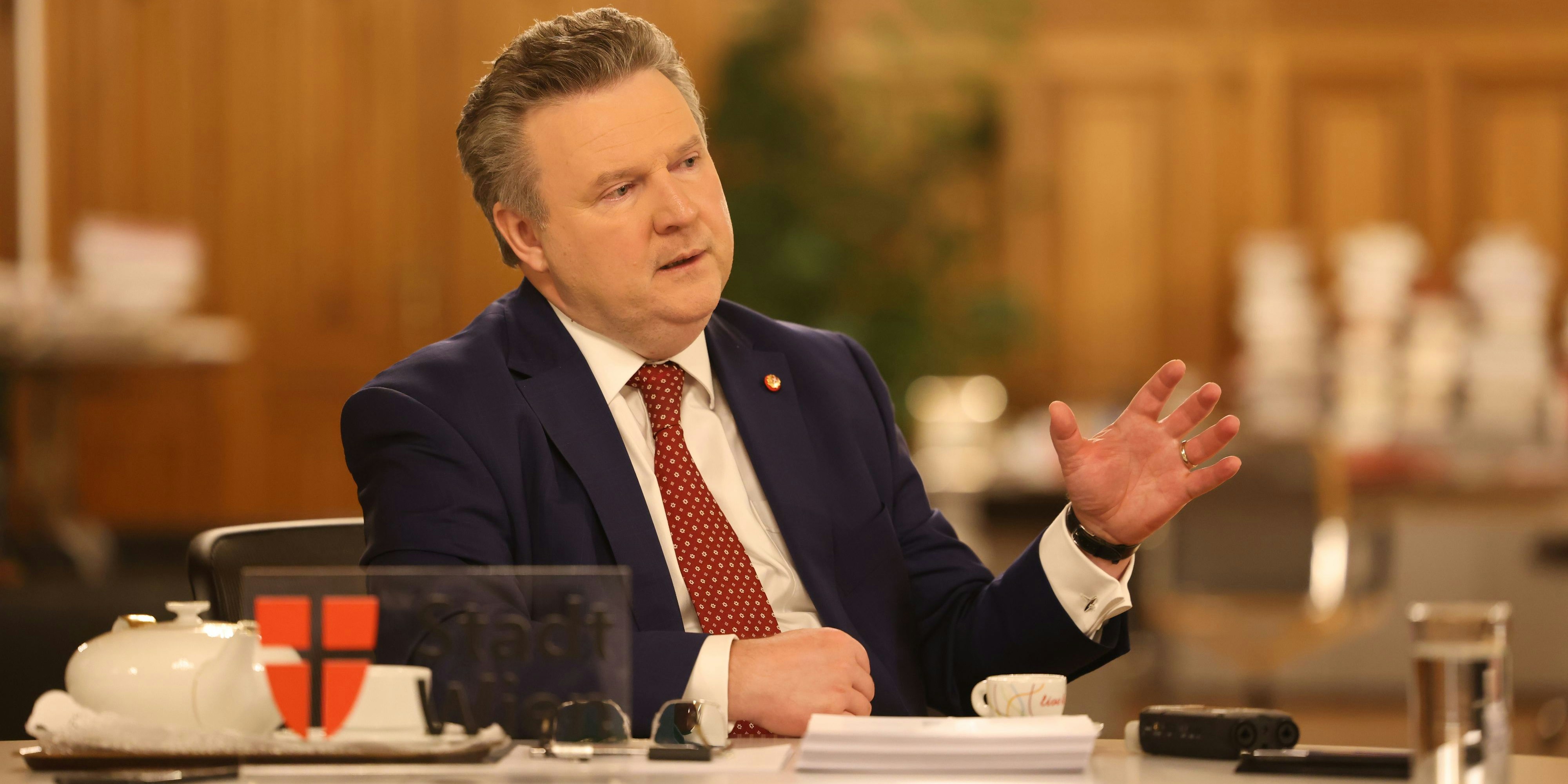 "Besonders in der Adventzeit wichtig in der Adventzeit Symbole hochzuhalten, die auch mit Licht zu tun haben und Hoffnung symbolisieren. 