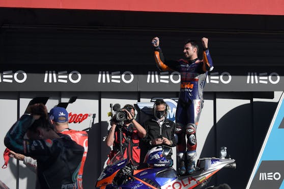 Miguel Oliveira jubelt über seinen Heimsieg.