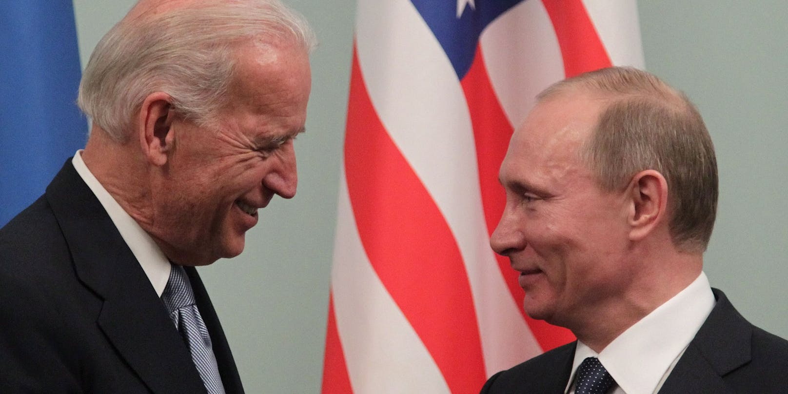 Joe Biden und Wladimir Putin (rechts) während eines Treffens 2011 in Moskau