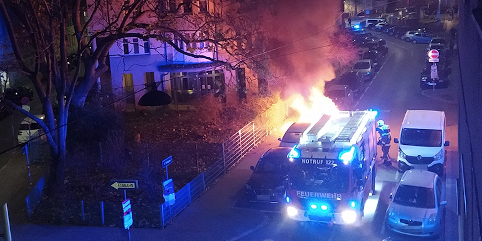 Ein geparkter PKW stand in der Nacht auf Sonntag in Flammen.