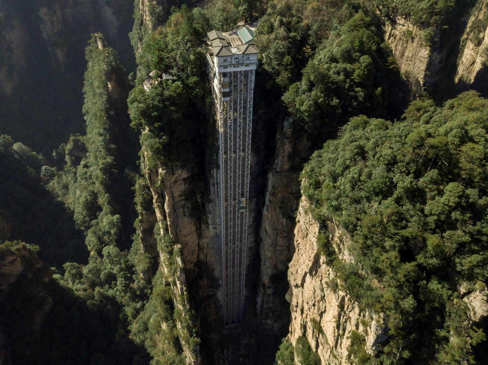 Der Lift ist 330 Meter hoch und direkt an den Felsen gebaut.<br>