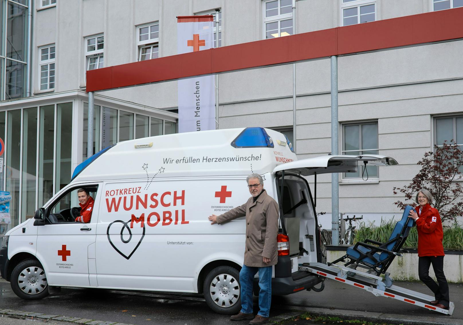 Das Team rund um Rotkreuz-Präsident Walter Aichinger (im Bild) erfüllt mit dem Wunschmobil letzte Wünsche von schwerkranken Patienten wie Erna. 