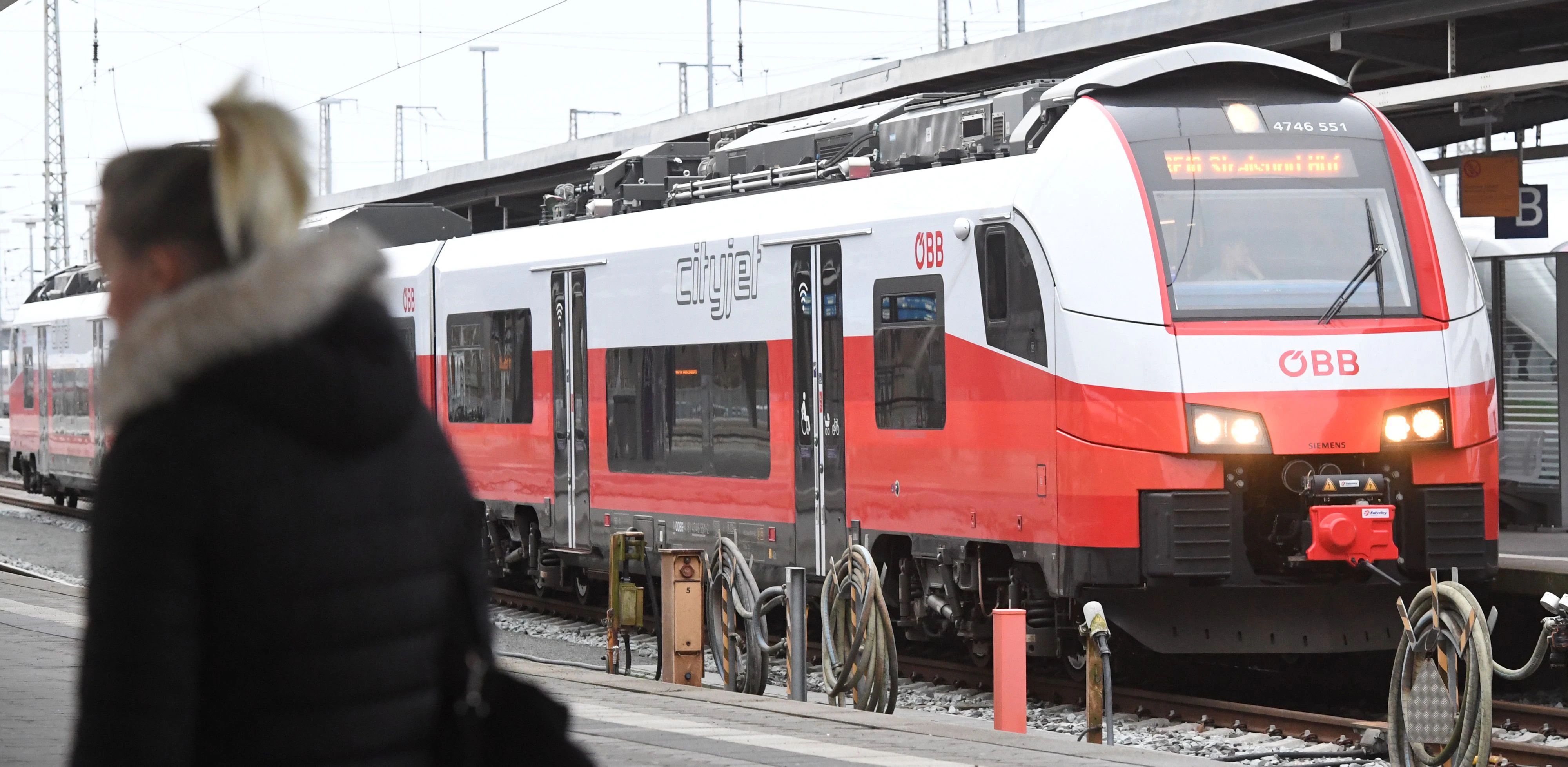 Ein ÖBB Cityjet hält in einem Bahnhof. Symbolbild