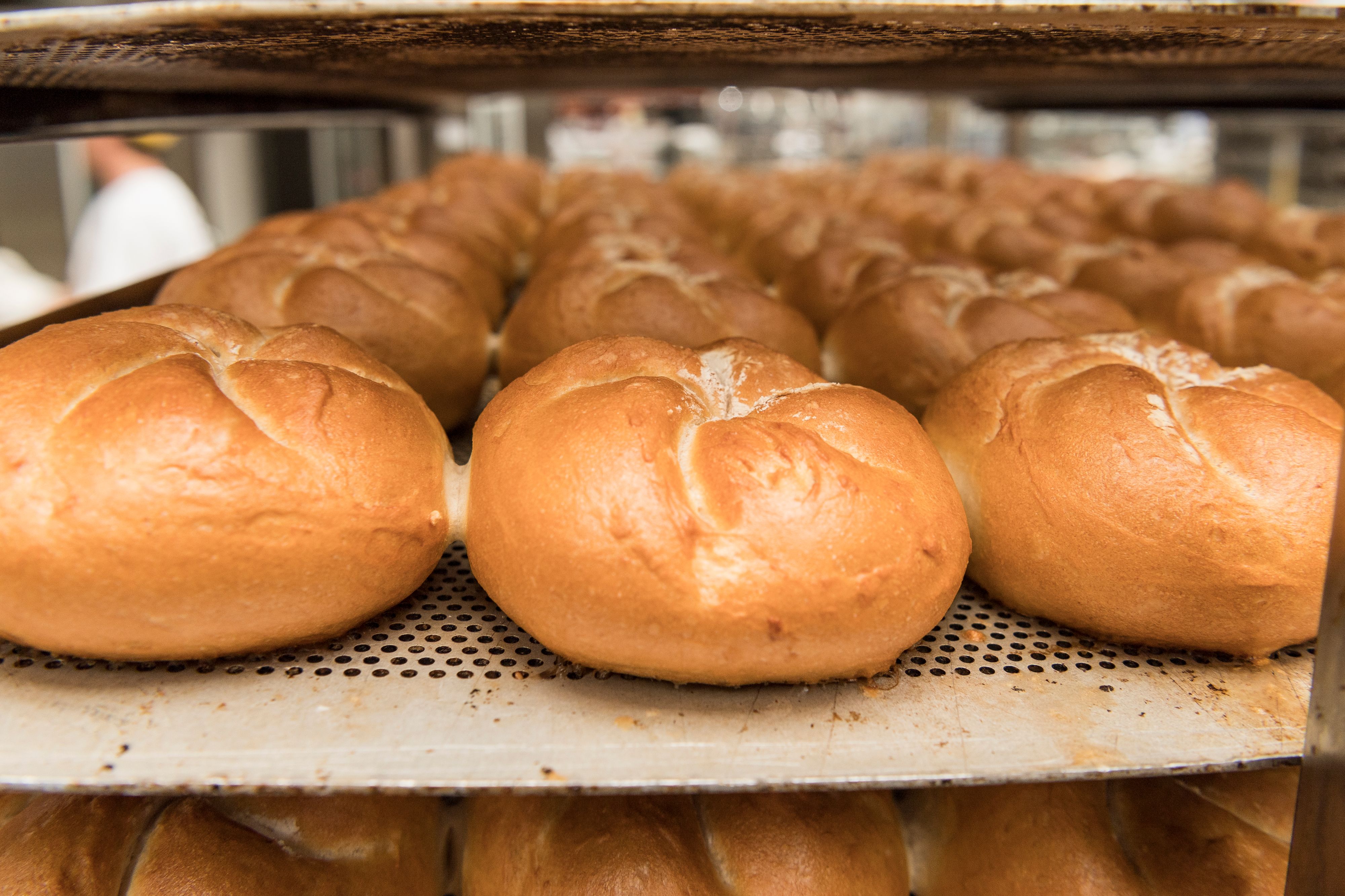 Frische Kaisersemmeln in der Bäckerei Schwarz in 1123 Wien