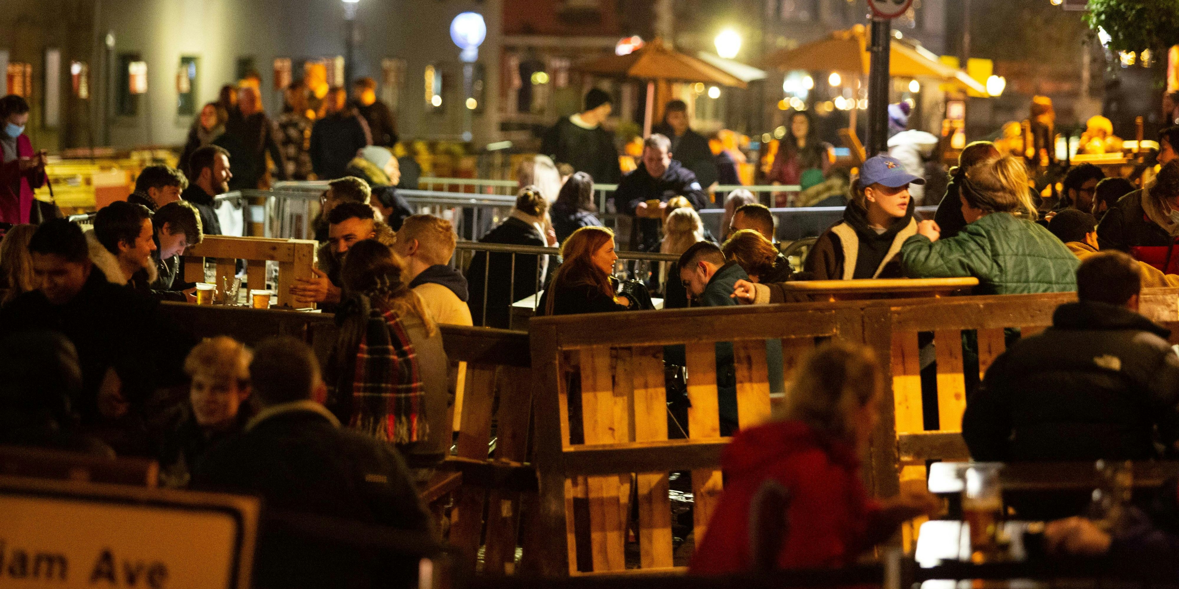 Download von www.picturedesk.com am 23.11.2020 (14:42).  ACT action_31369846 -- Revellers enjoy one last night of drinking at bars and pubs in Bristol city centre before they shut tomorrow for the second lockdown. Bristol. 04 November 2020. - 20201104_PD12823 - Rechteinfo: Rights Managed (RM)