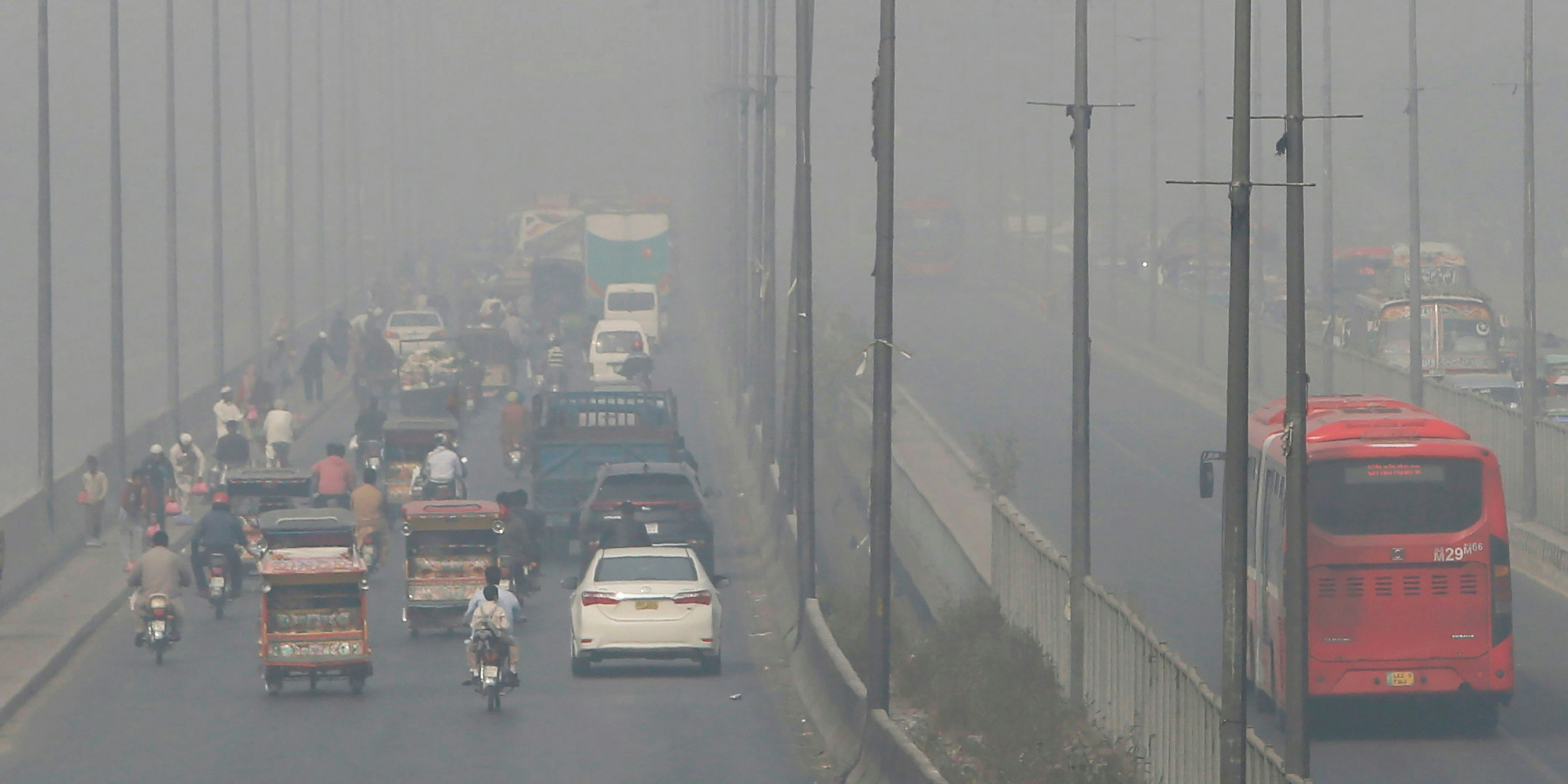 Smog in Pakistan. Örtlich sind laut Messungen die Emissionen 2020 sogar gestiegen.