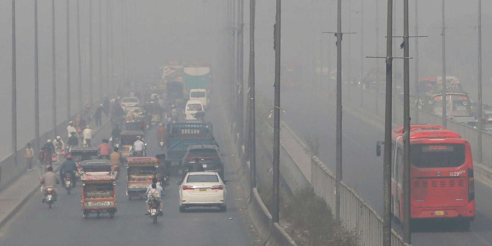 Smog in Pakistan. Örtlich sind laut Messungen die Emissionen 2020 sogar gestiegen.