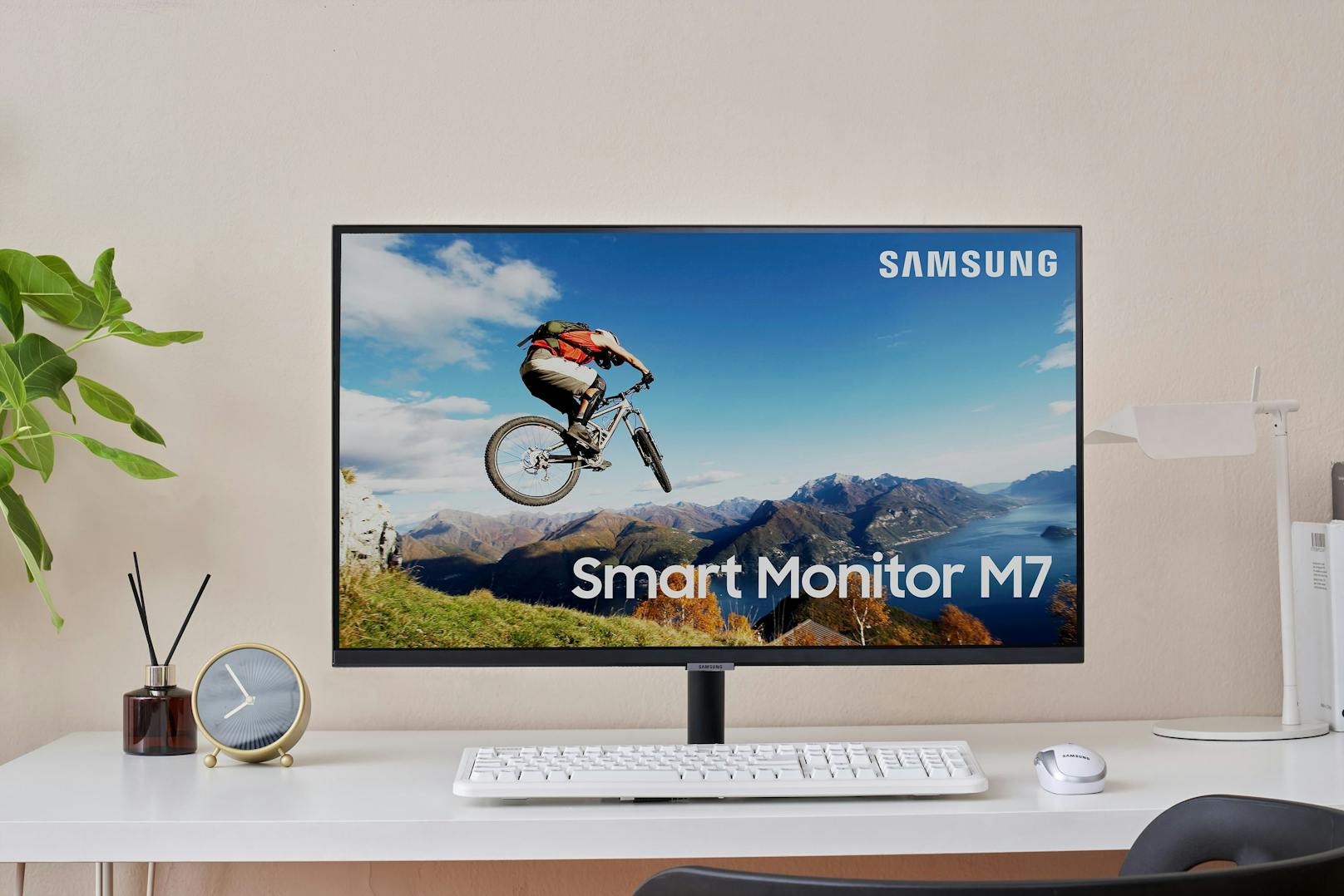 Samsung präsentiert weltweit neuen Lifestyle Smart Monitor.